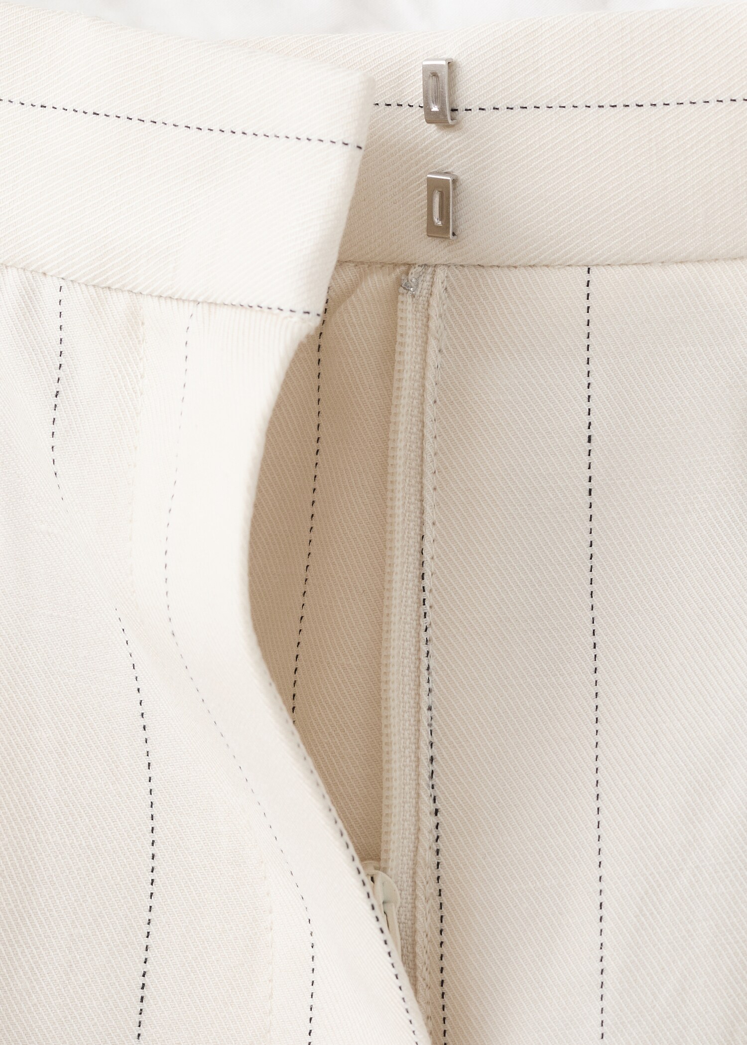Straight linen Bermuda shorts - Details of the article 0