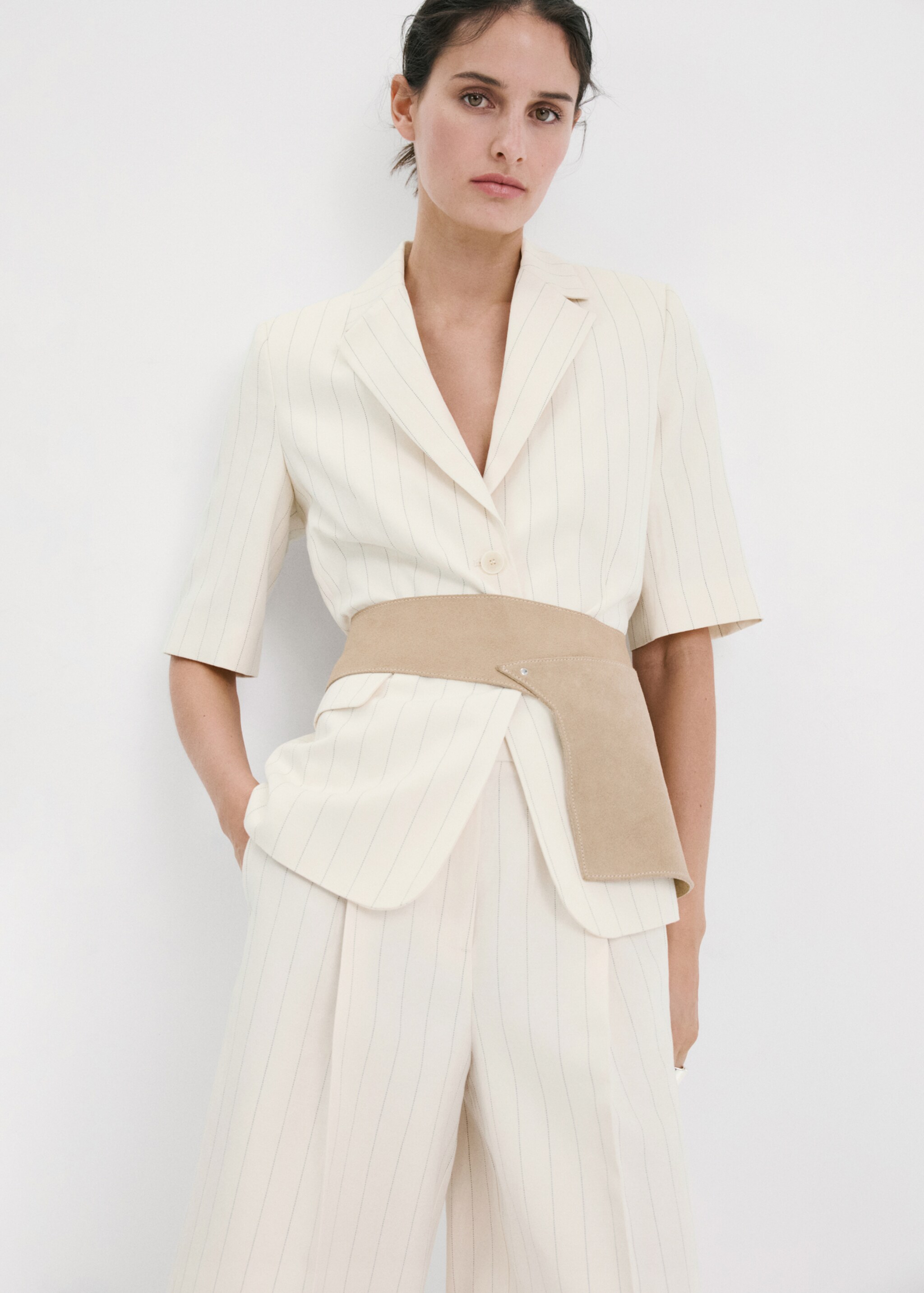 Bermudas en lin droites - Détail de l'article 1, Écru. Ref: 27097782-00.