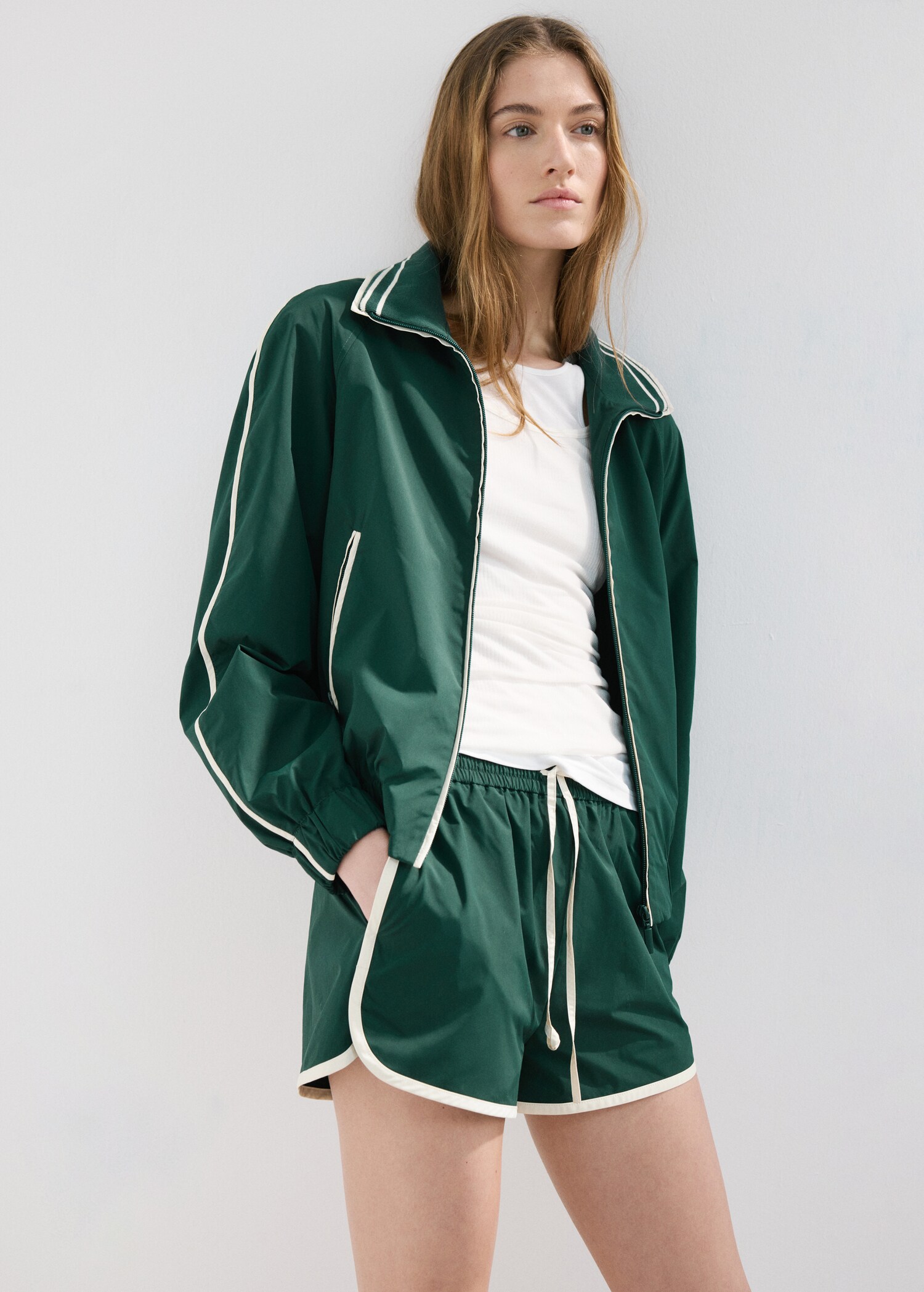 Σορτς με ρέλι σε αντίθεση - Μεσαίο πλάνο