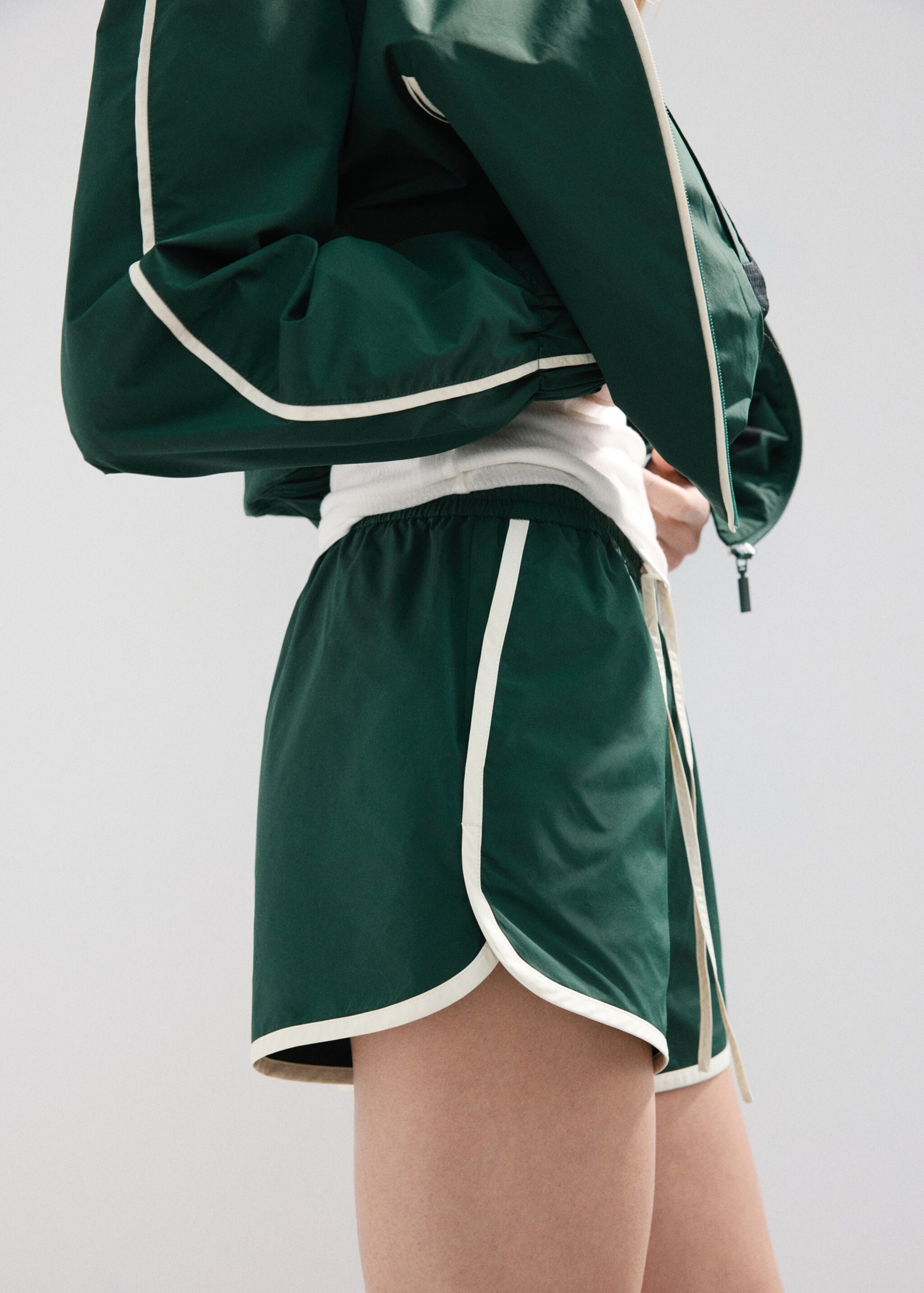 Σορτς με ρέλι σε αντίθεση - Λεπτομέρεια του προϊόντος 1, Πράσινο. Ref: 27097793-00.
