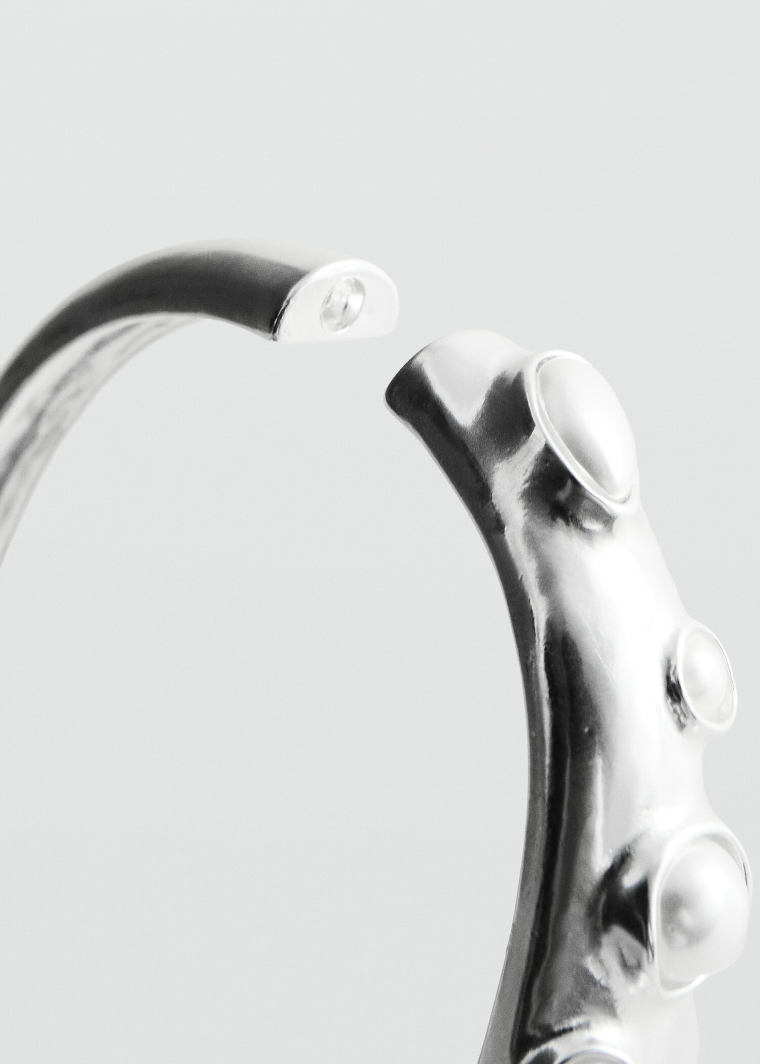 Rigid bracelet pearl appliqués - رؤية وسط