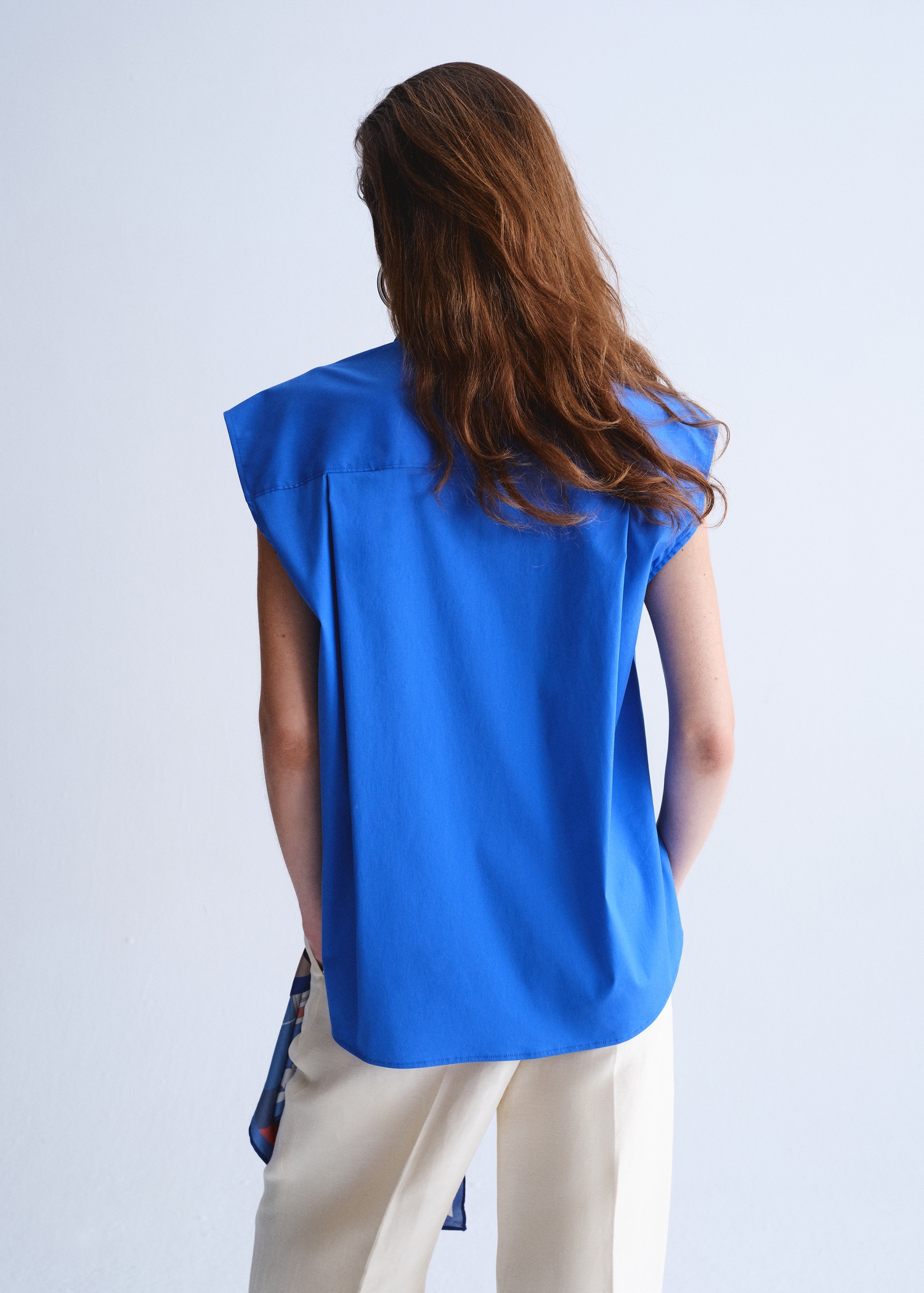 Sleeveless poplin shirt - Reverse of the article