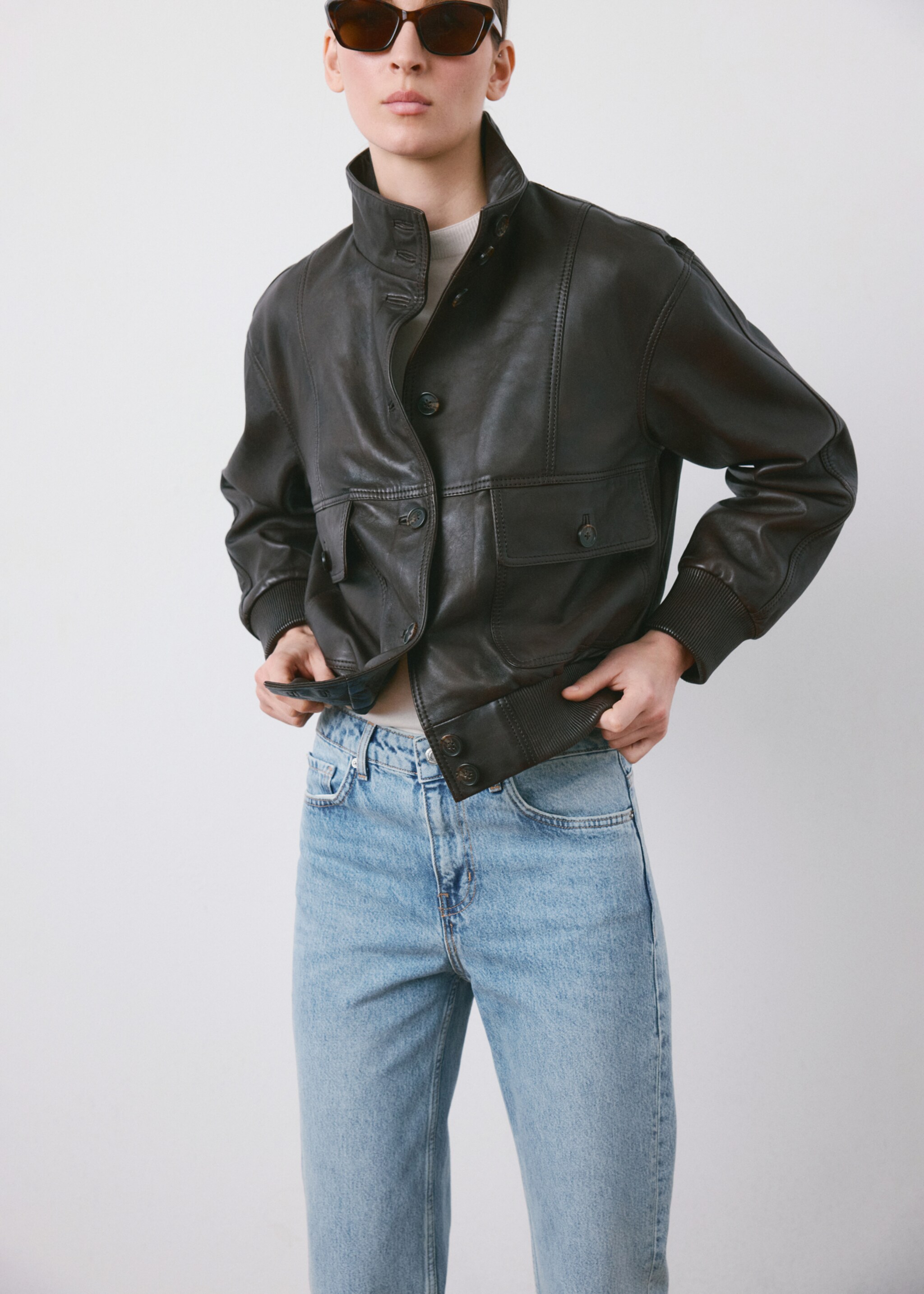 Mid-rise straight jeans - Details of the article 1, Medium Blue. Ref: 27097891-00.