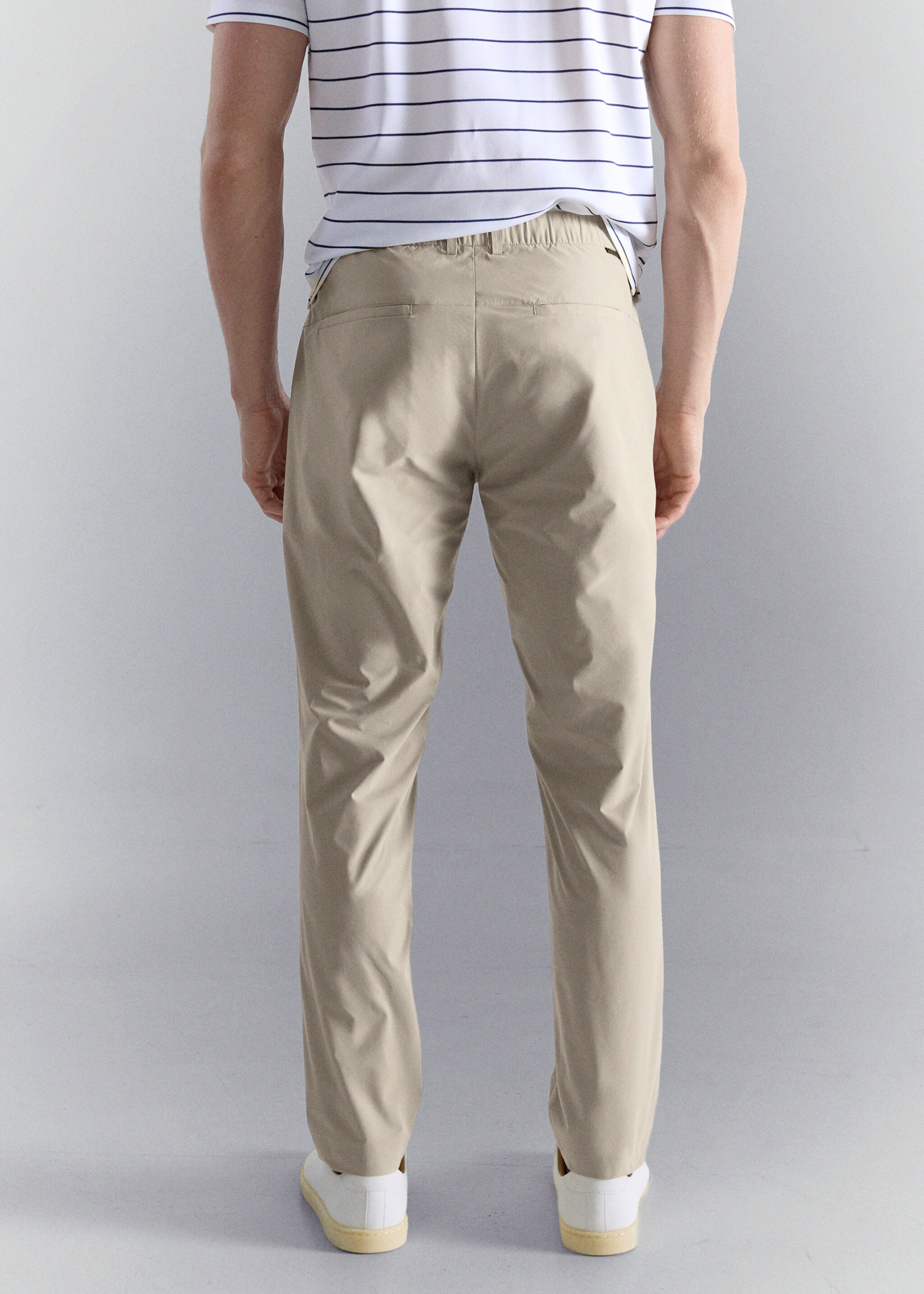 بنطلون سليم فيت طارد للماء - الجهة الخلفية للمنتج, بيج. Ref: 27097893-00.