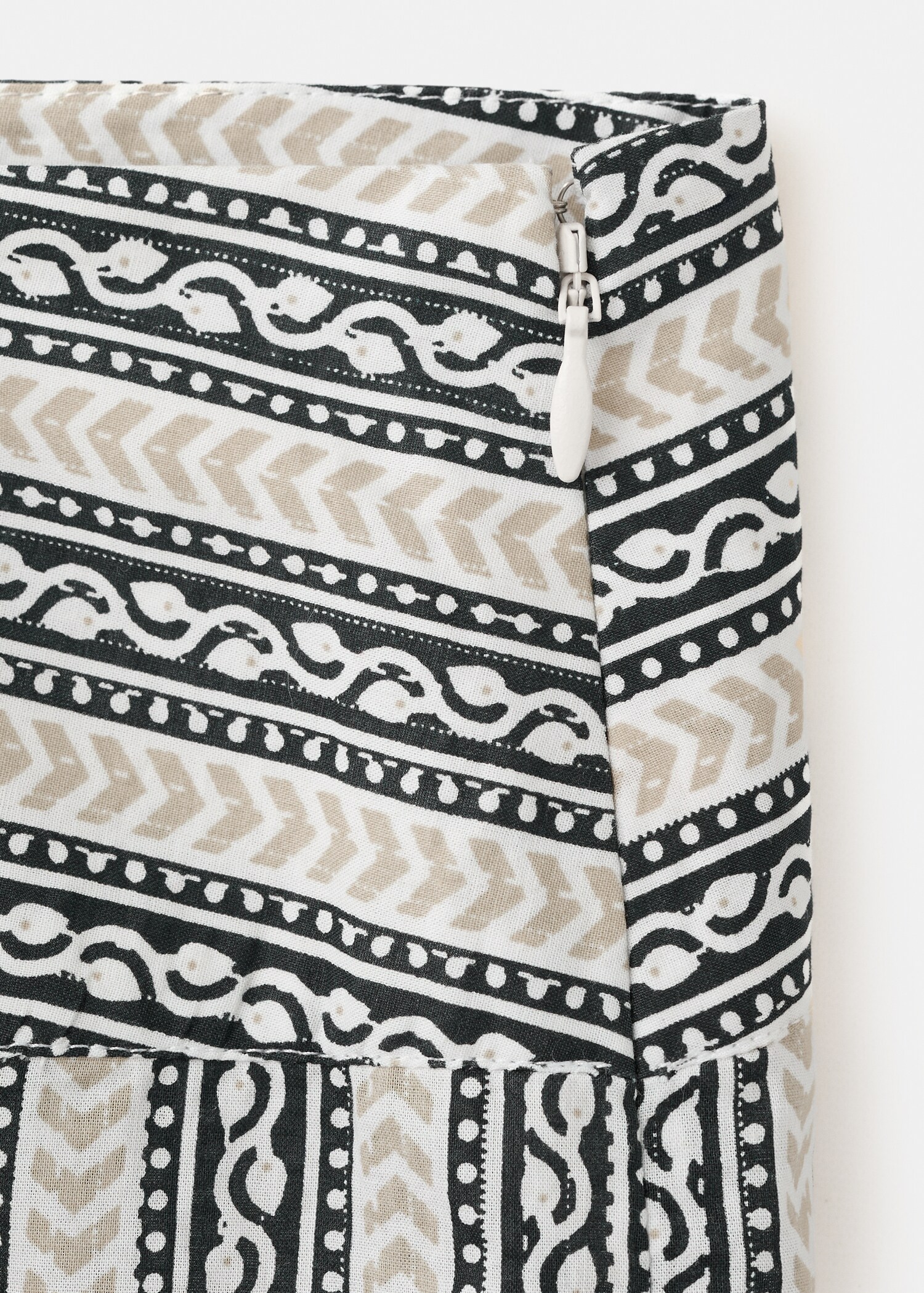 Printed straight trousers - Details of the article 8