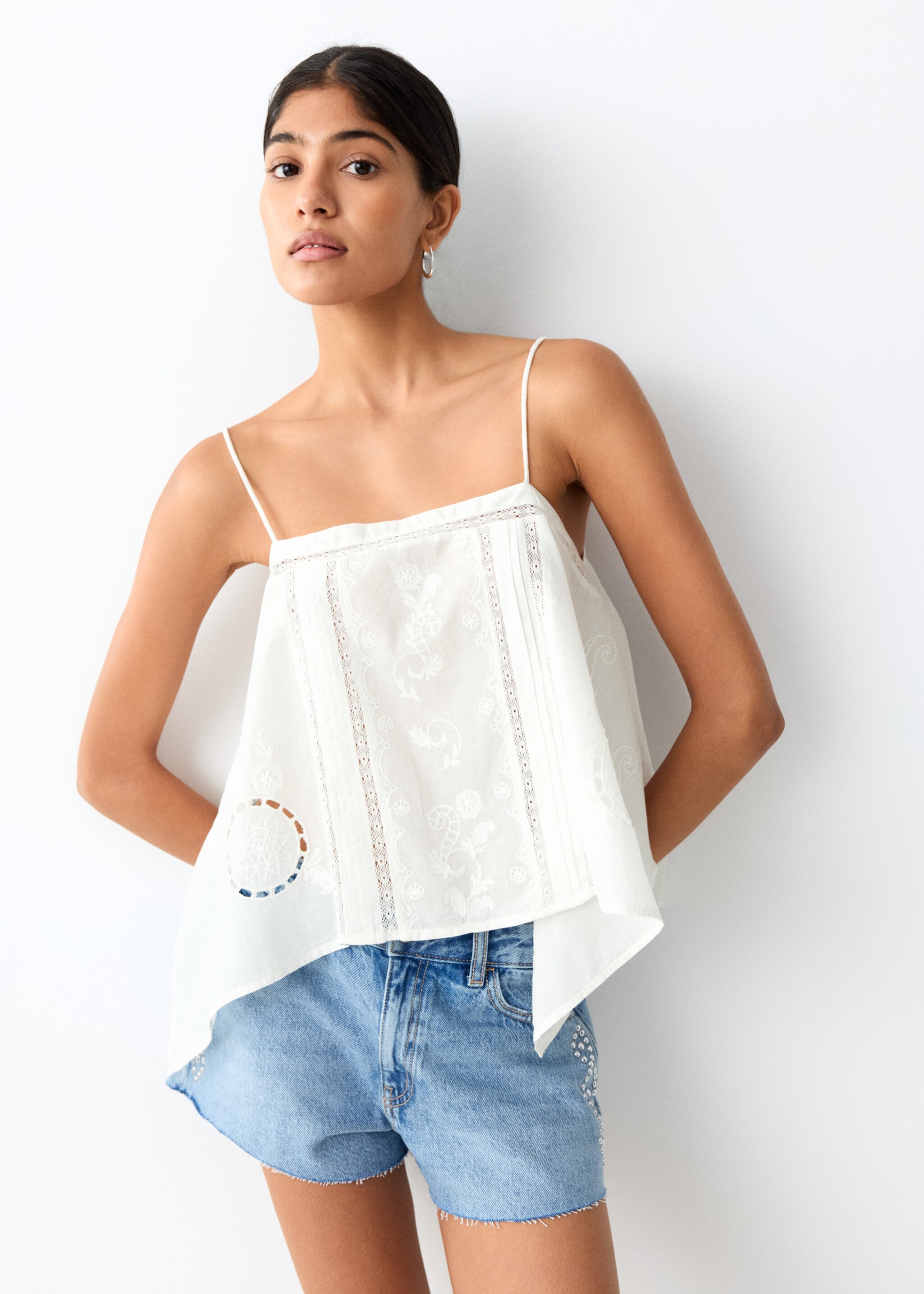 Top brodé ajouré - Plan moyen, Blanc cassé. Ref: 27097914-00.