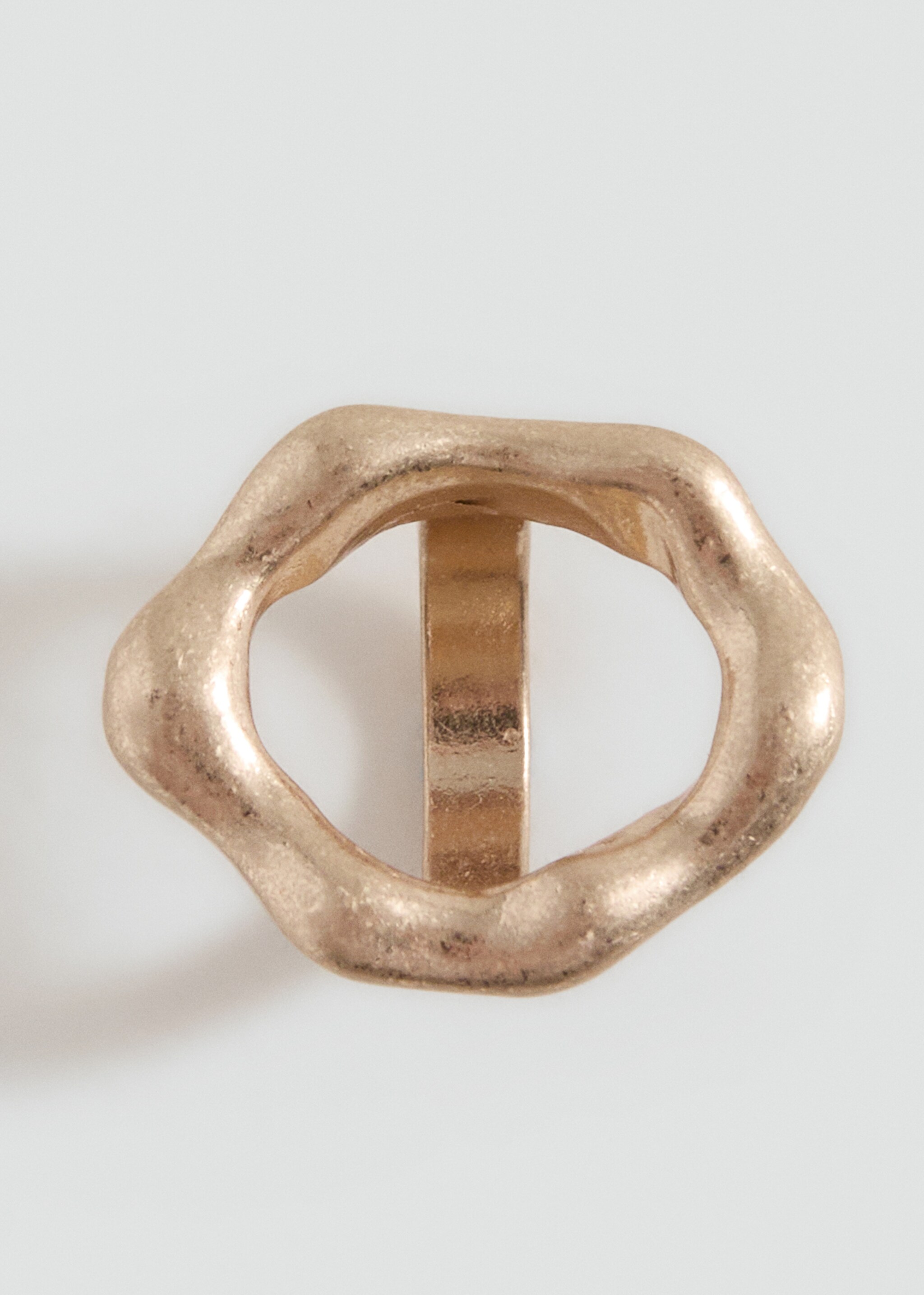 Circular embossed ring - Details of the article 1, Gold. Ref: 27097919-00.