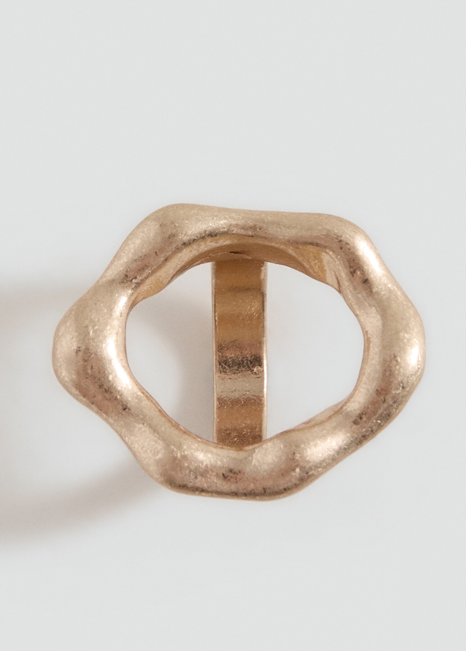 Circular embossed ring - Details of the article 1