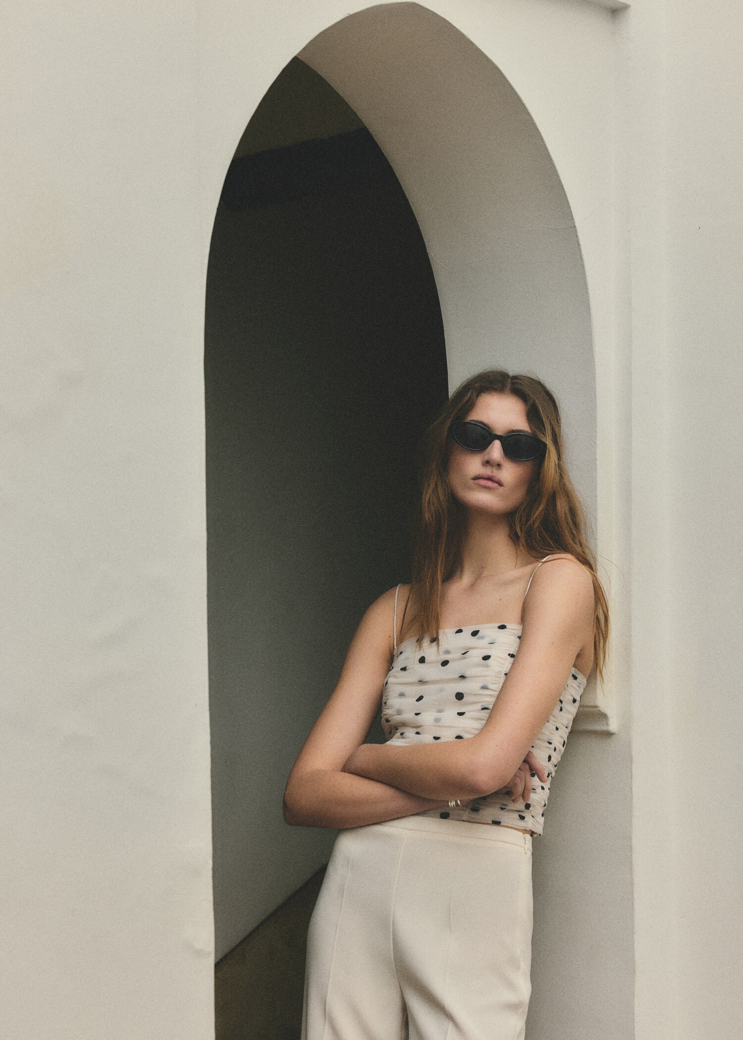 Top froncé à pois - Plan moyen