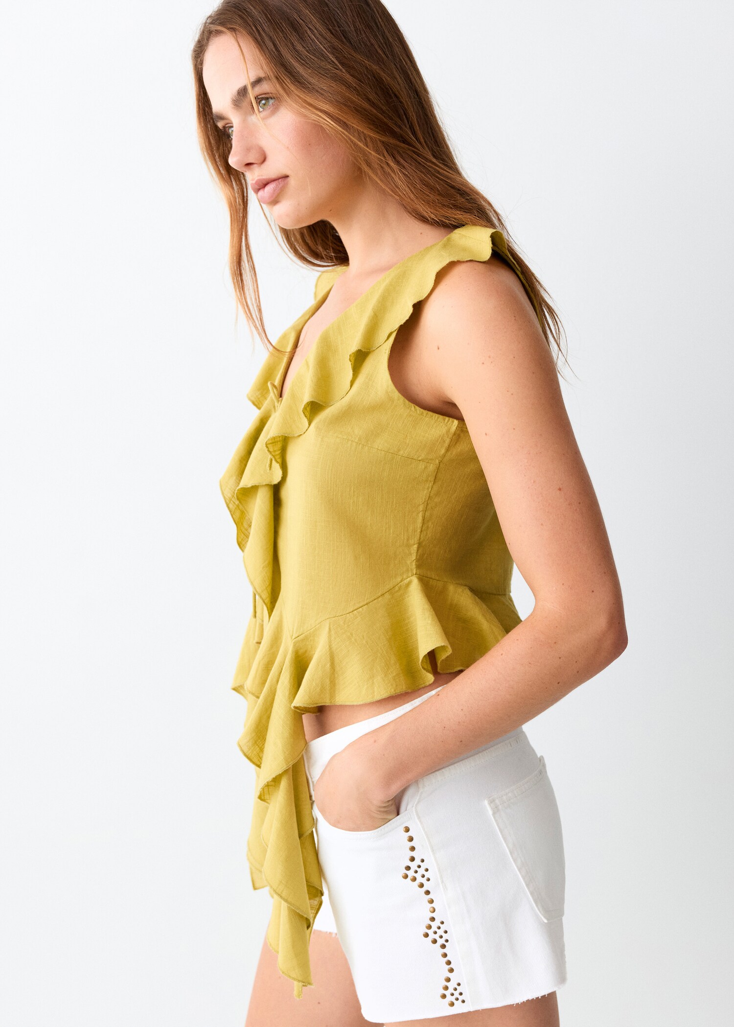 Mini short tachuelas laterales - Plano medio