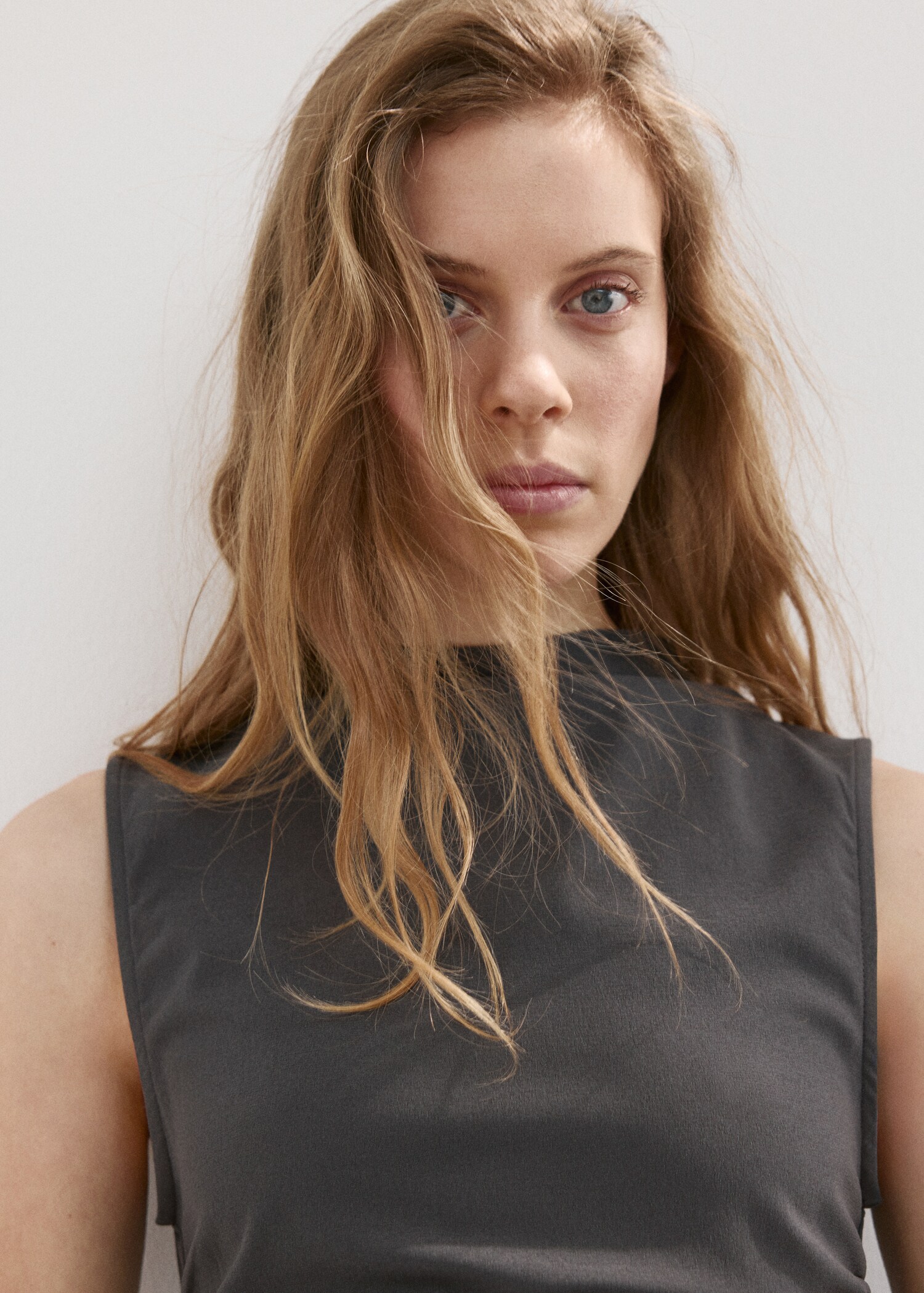 Short ruched dress with ruffled hem - Details of the article 1