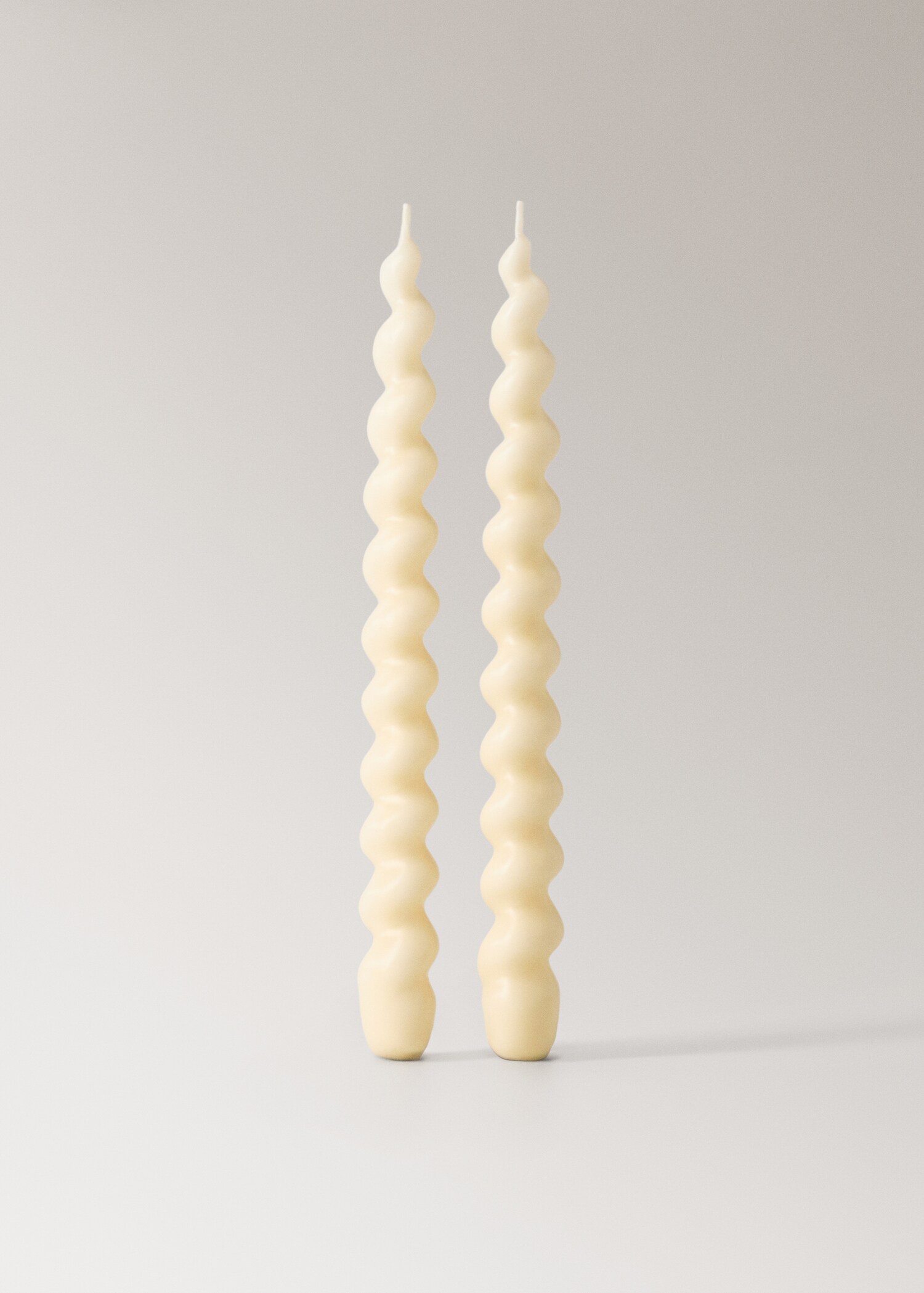 Tall decorative candles with spiral design - Article without model