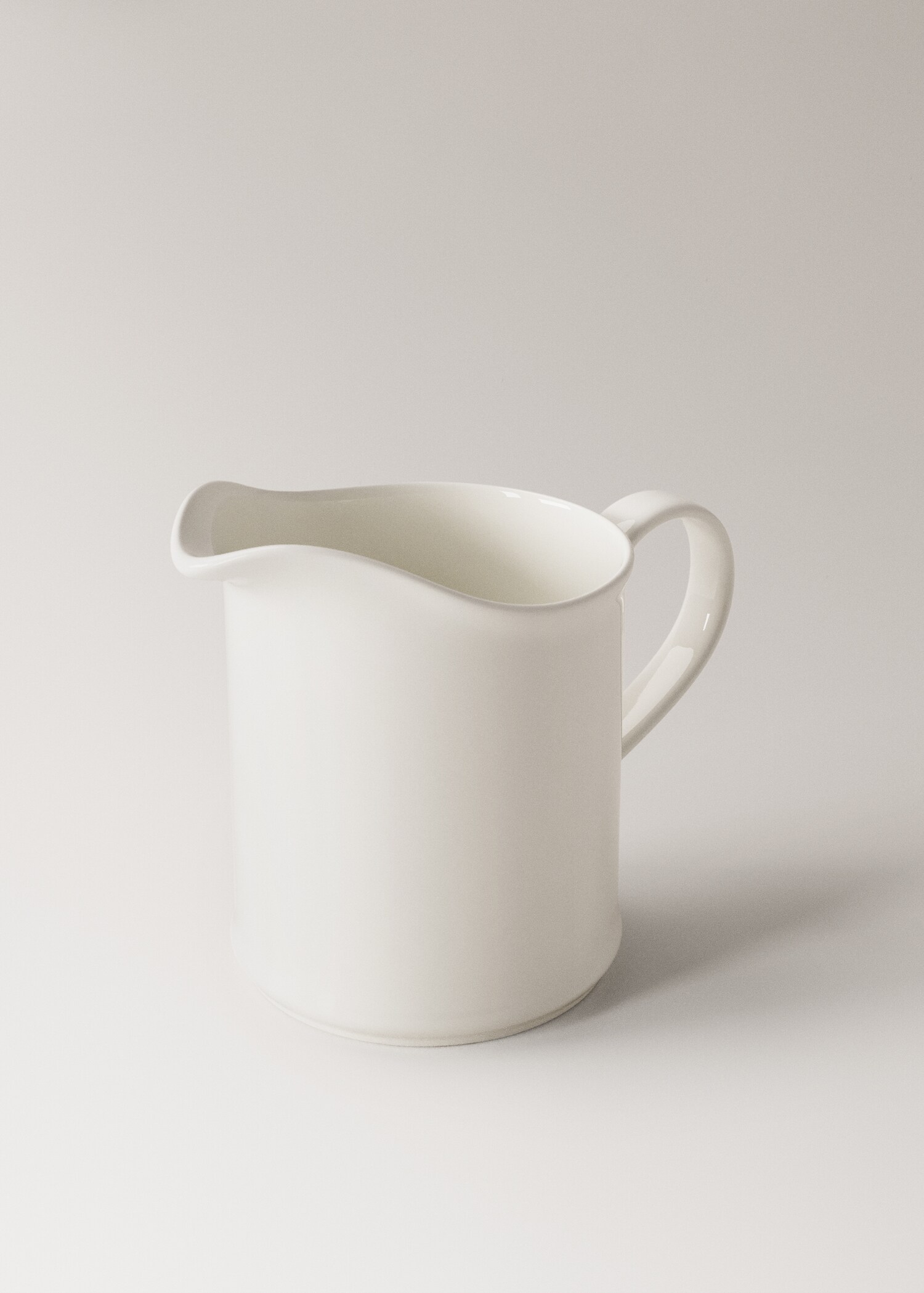 Bone china milk jug - Details of the article 1