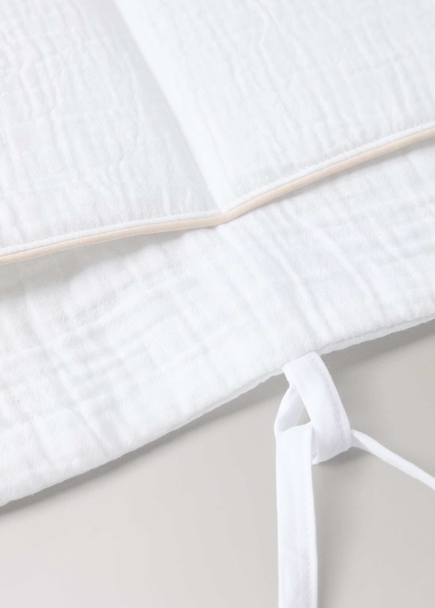 Cot organiser with piping - Details of the article 2