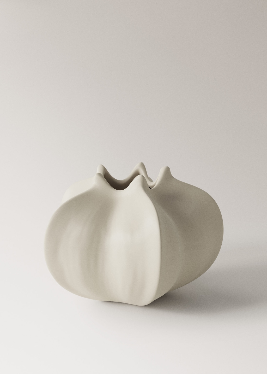 Mango Low Earthenware Flower Vase Off White