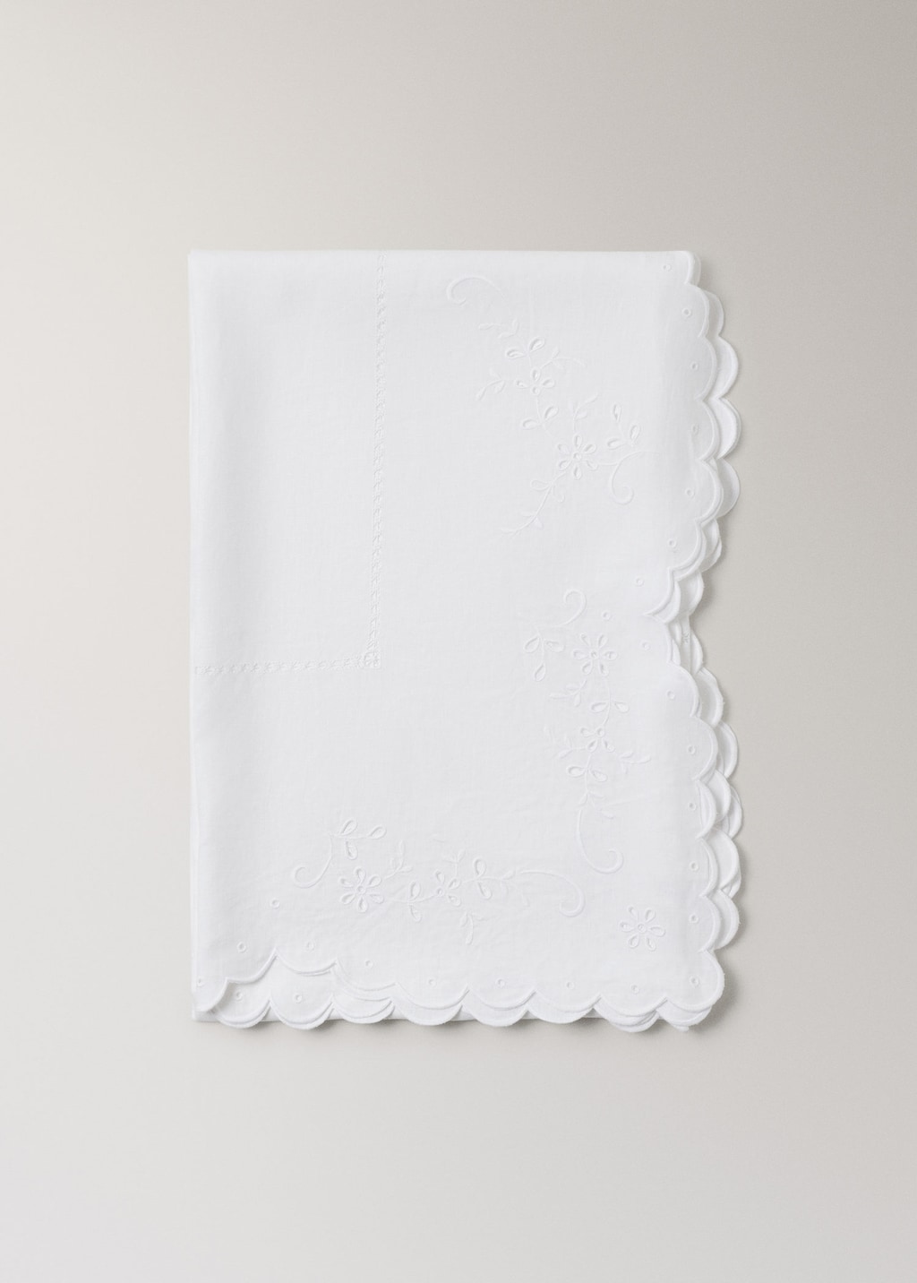 Mango Linen Tablecloth With Floral Details And Overlock For 6 To 8 Guests White