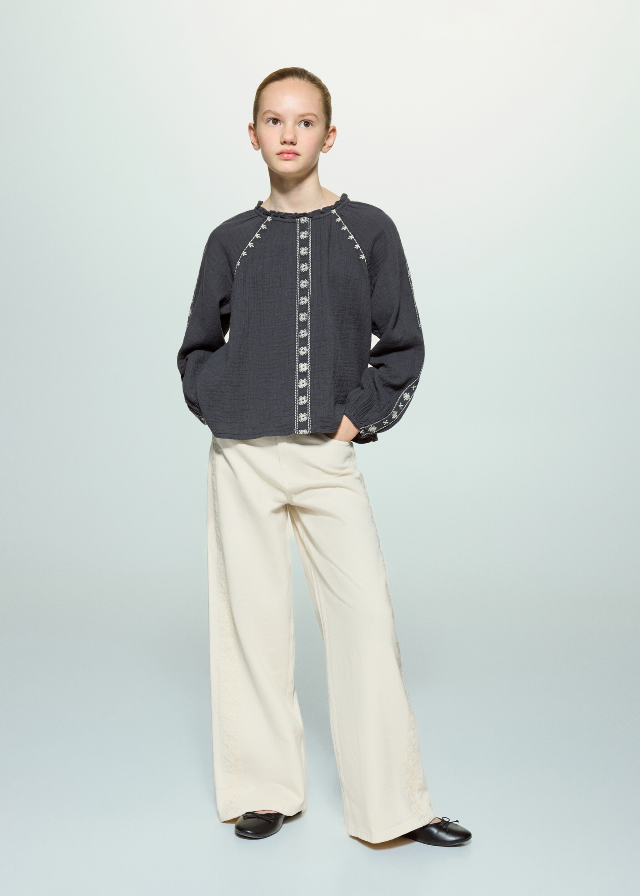 Jeans bordado lateral - Plano general, Arena. Ref: 27001267-00.