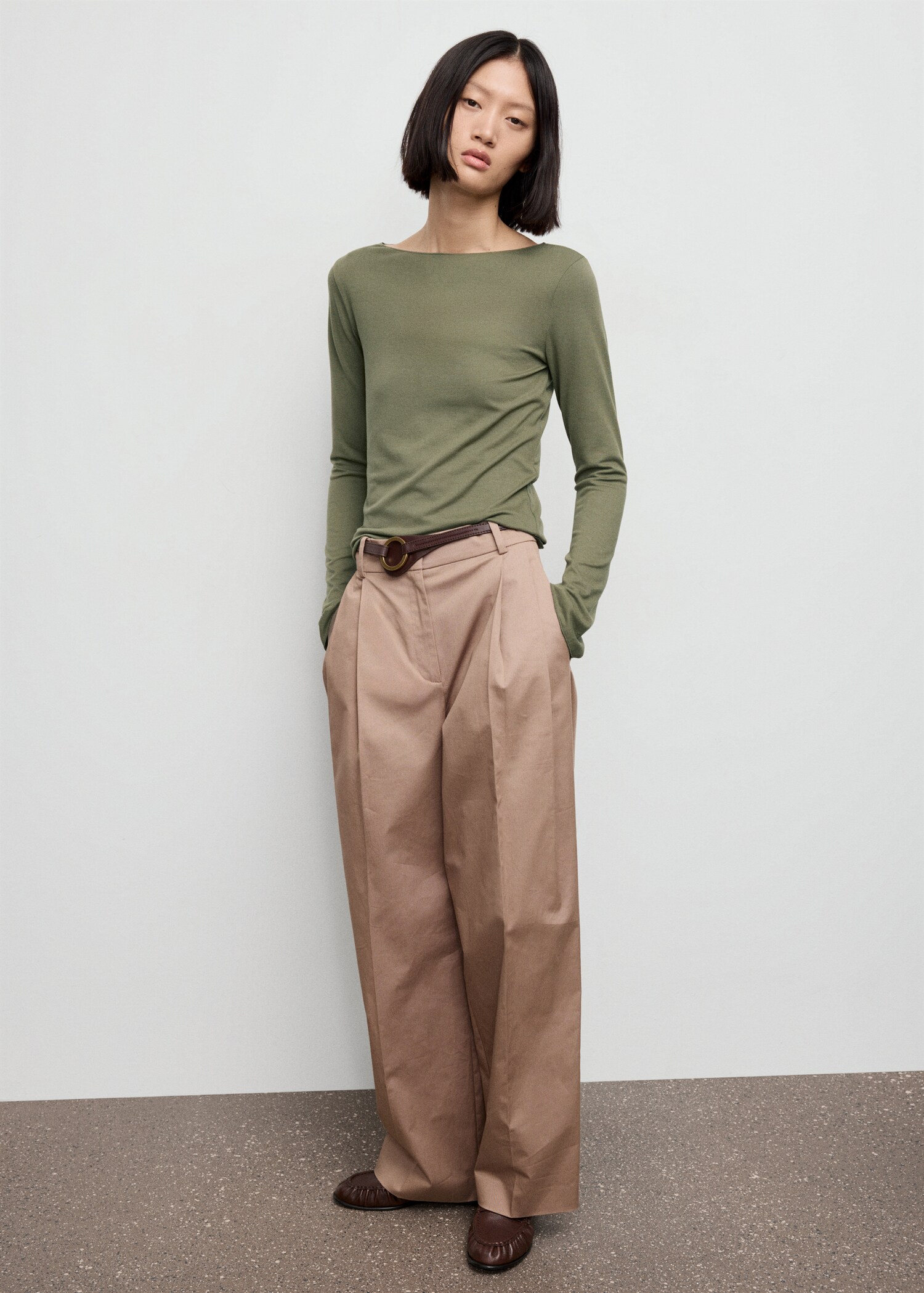 تي شيرت بفتحة رقبة على شكل قارب - رؤية عامة