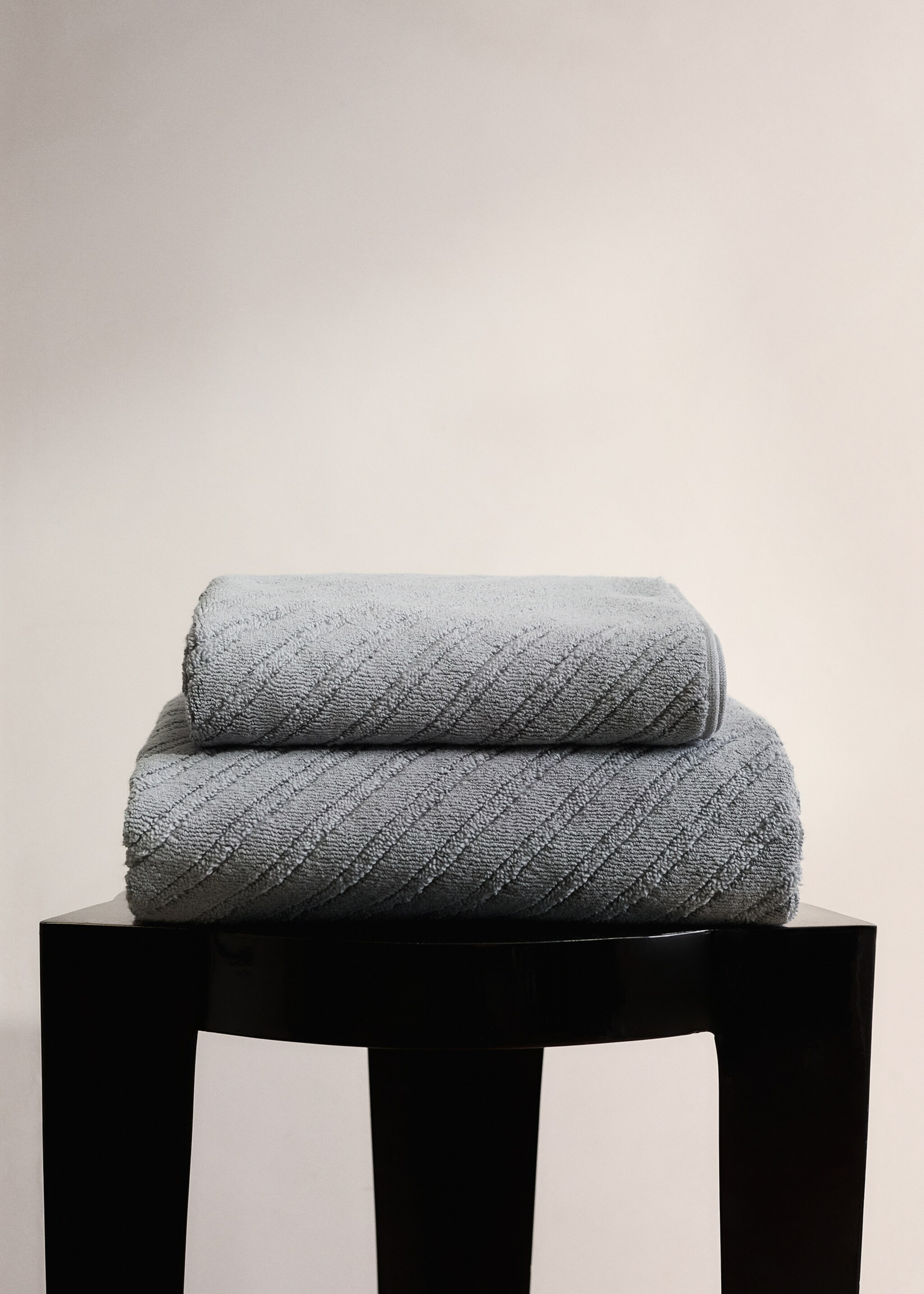 Ručník na umyvadlo s diagonální strukturou z bavlněného froté - Celkový náhled, Modrá indigo. Ref: 27001553-00.