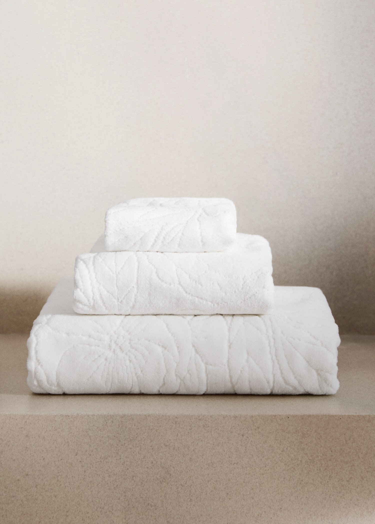 Cotton jacquard washbasin towel with lace trim - General plane