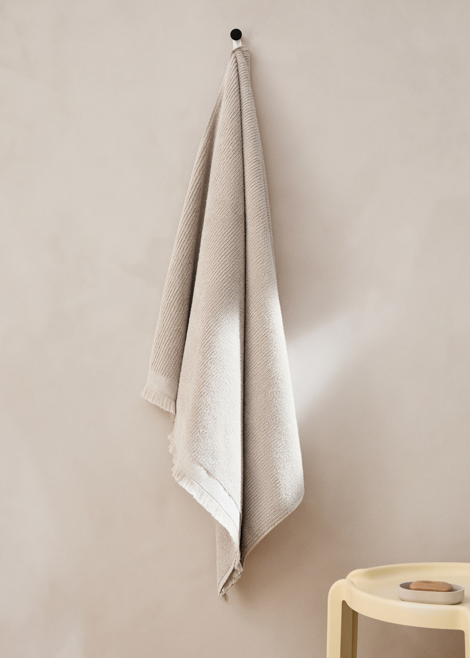 Textured bath towel with fringes - General plane