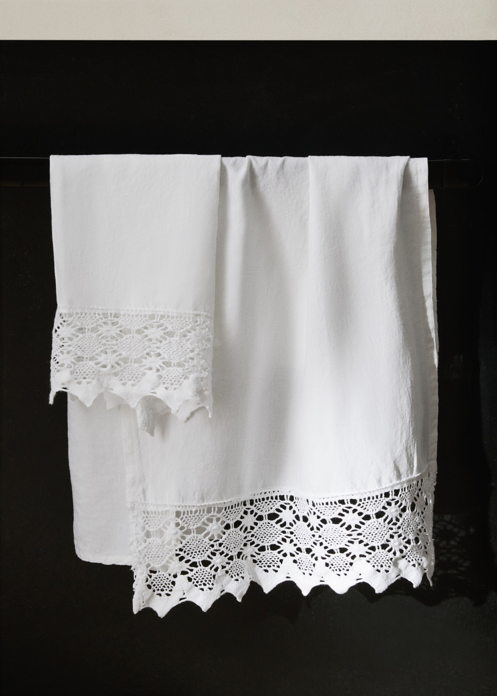 Linnen handdoek met kanten afwerking - Overzichtstekening, Wit. Ref: 27001570-00.