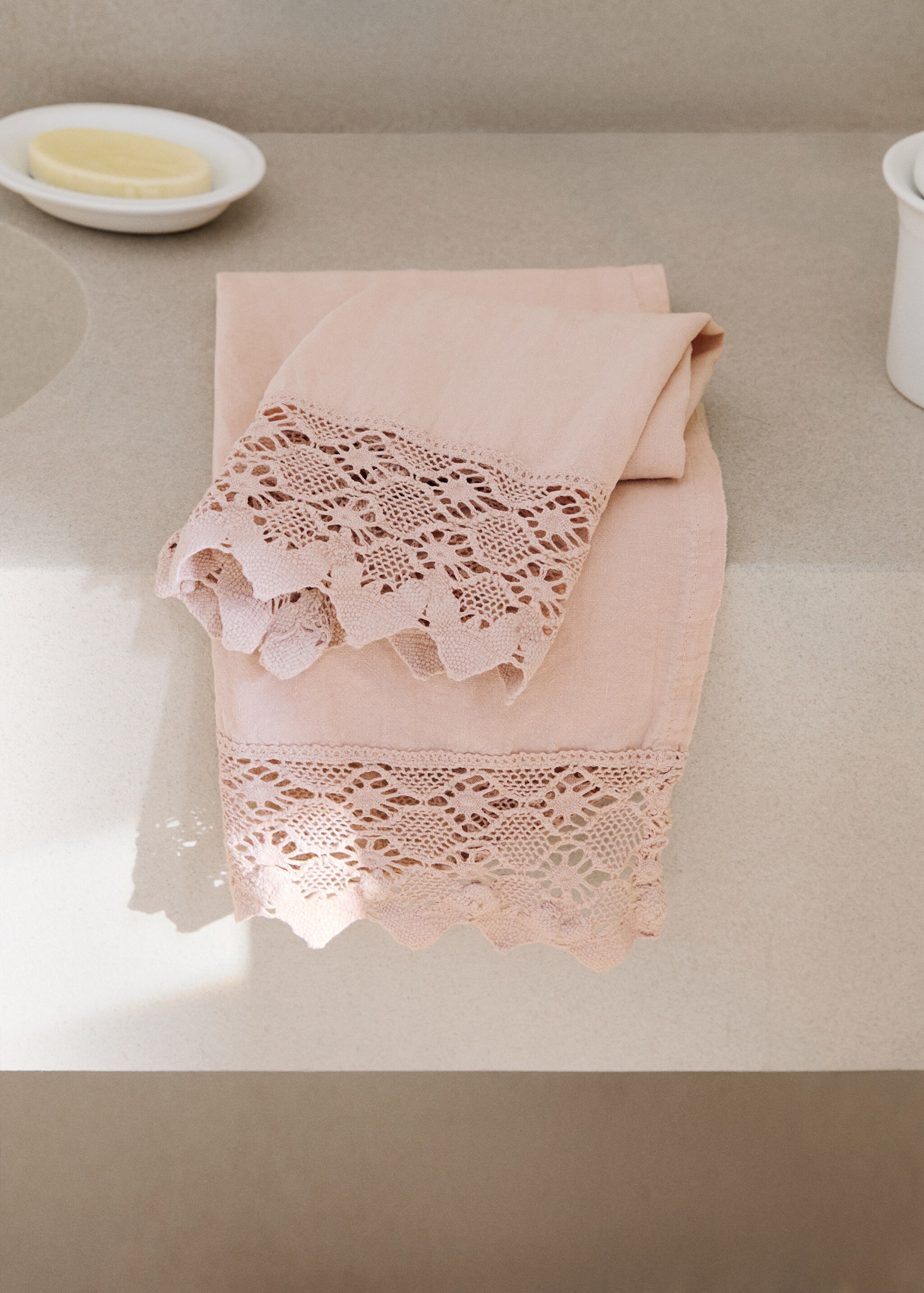 Linen towel with lace edging - General plane, Peach. Ref: 27001570-00.