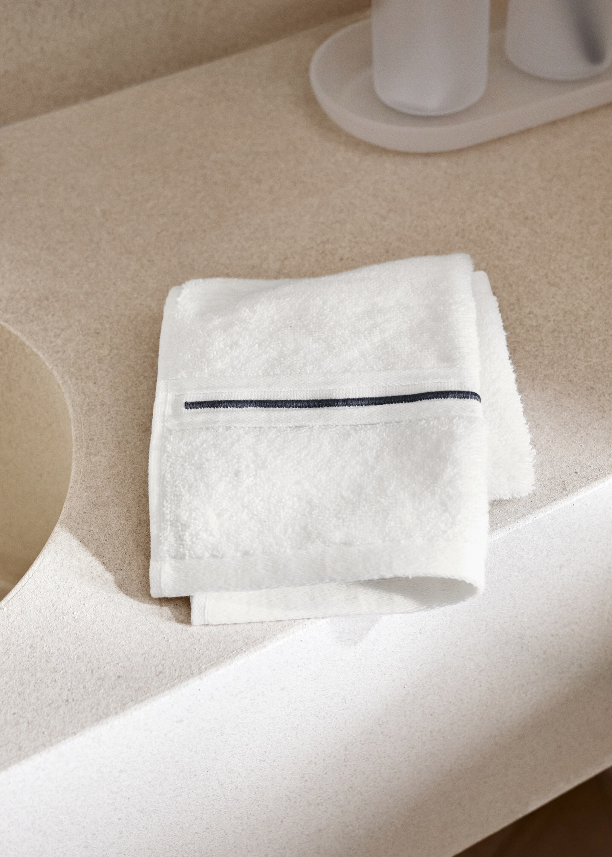 Cotton hand towel with embroidered scalloped edge - General plane, White. Ref: 27001571-00.