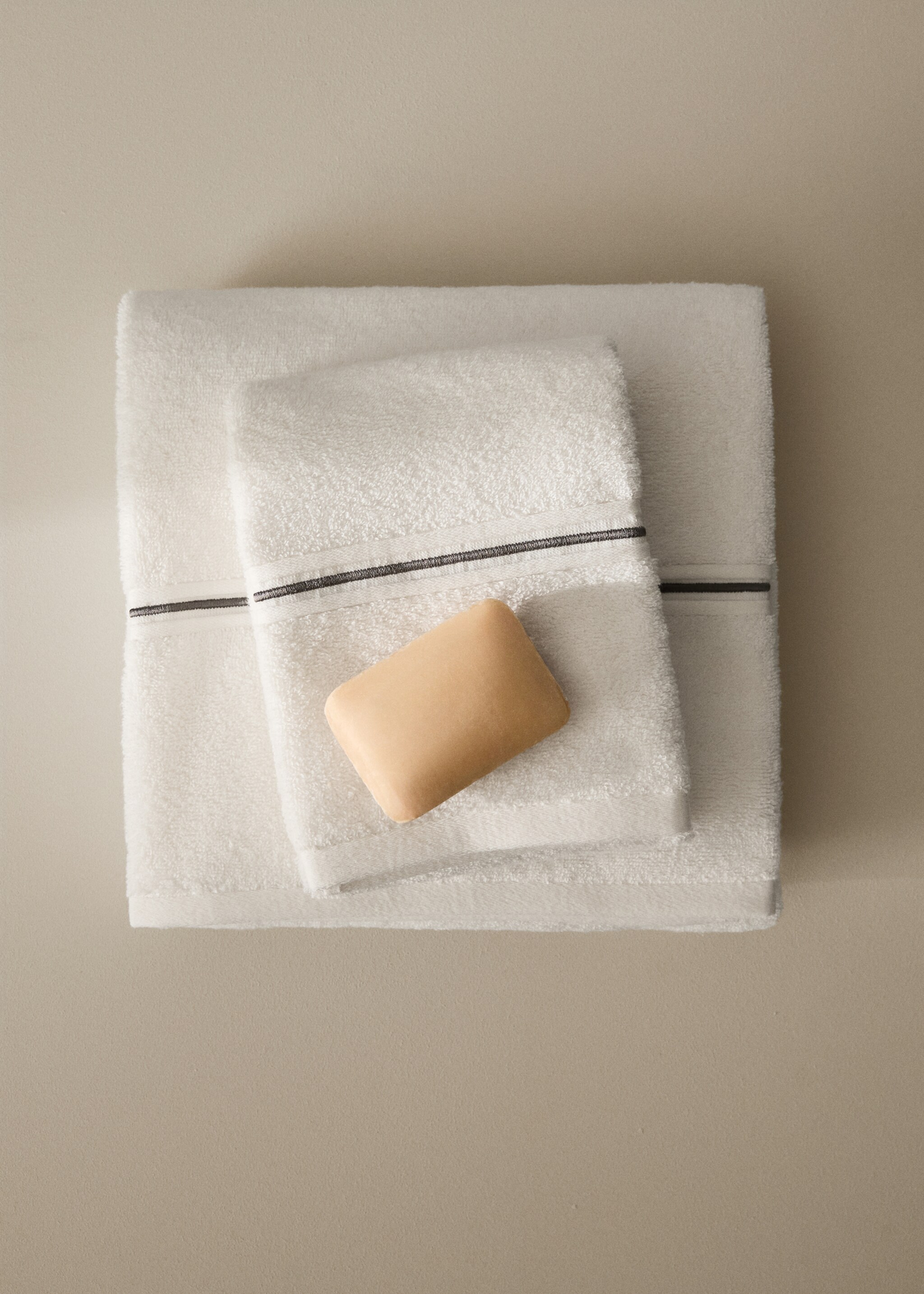 Bavlněný ručník k umyvadlu s vyšívaným okrajem - Celkový náhled, Bílá. Ref: 27001572-00.