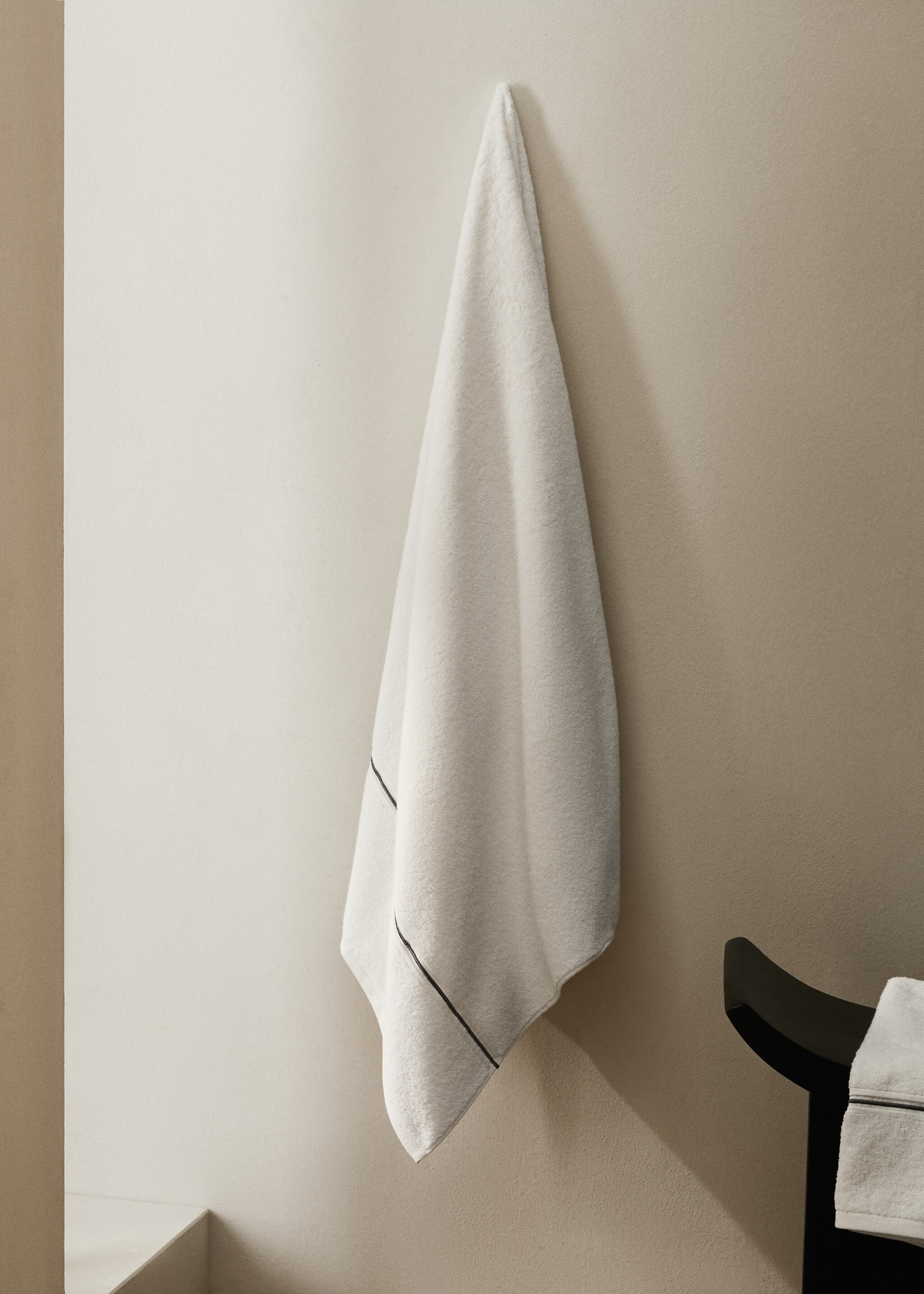 Cotton shower towel with embroidered scalloped border - General plane, White. Ref: 27001573-00.
