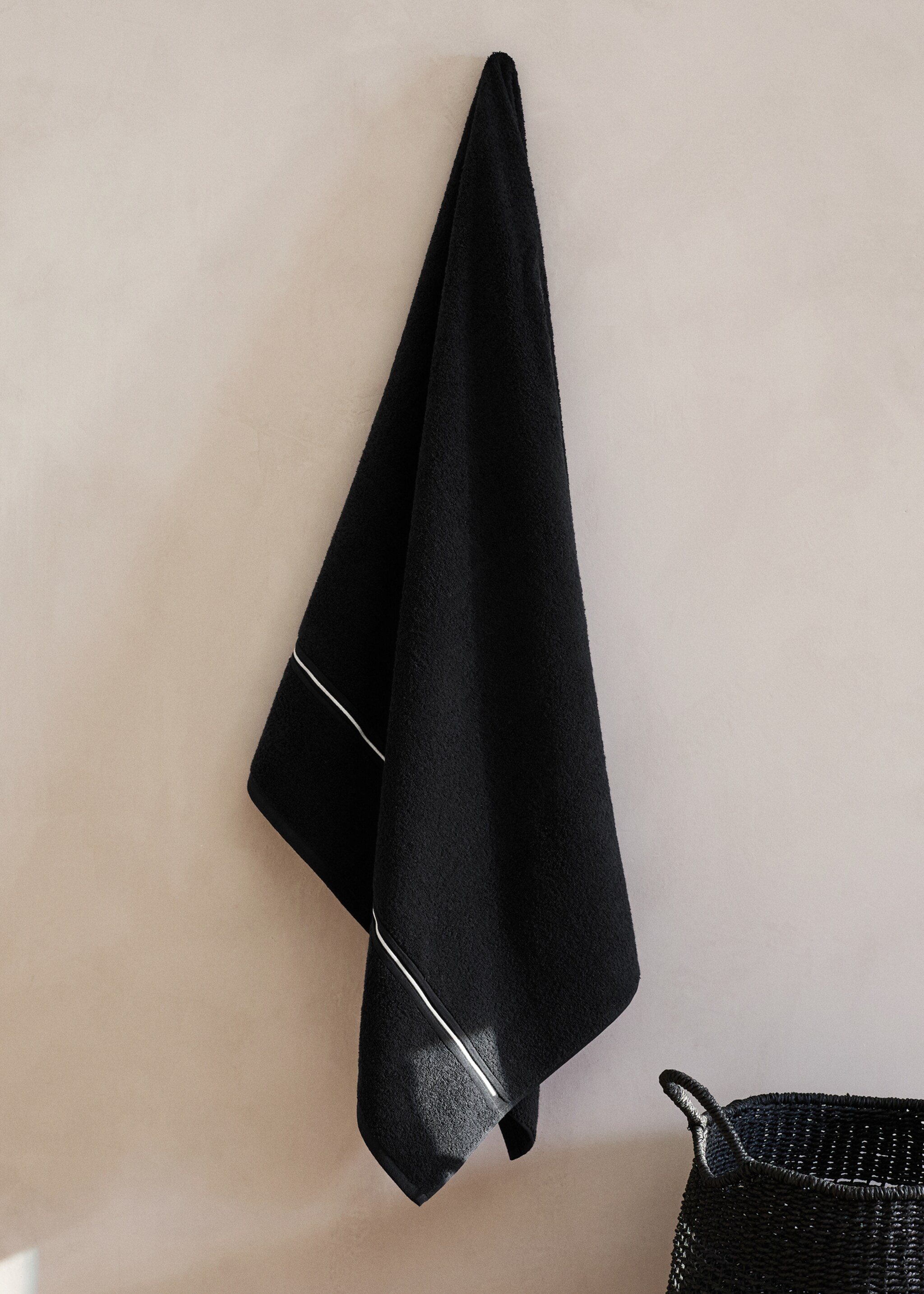 Cotton shower towel with embroidered scalloped border - General plane, Black. Ref: 27001573-00.