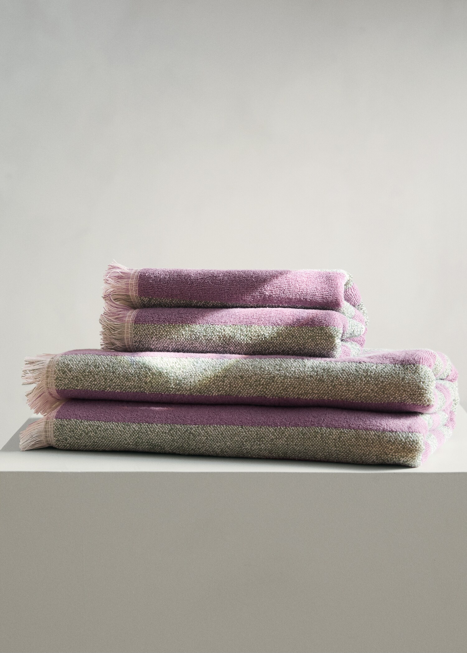 Cotton hand towel with stripes and fringed edges - General plane