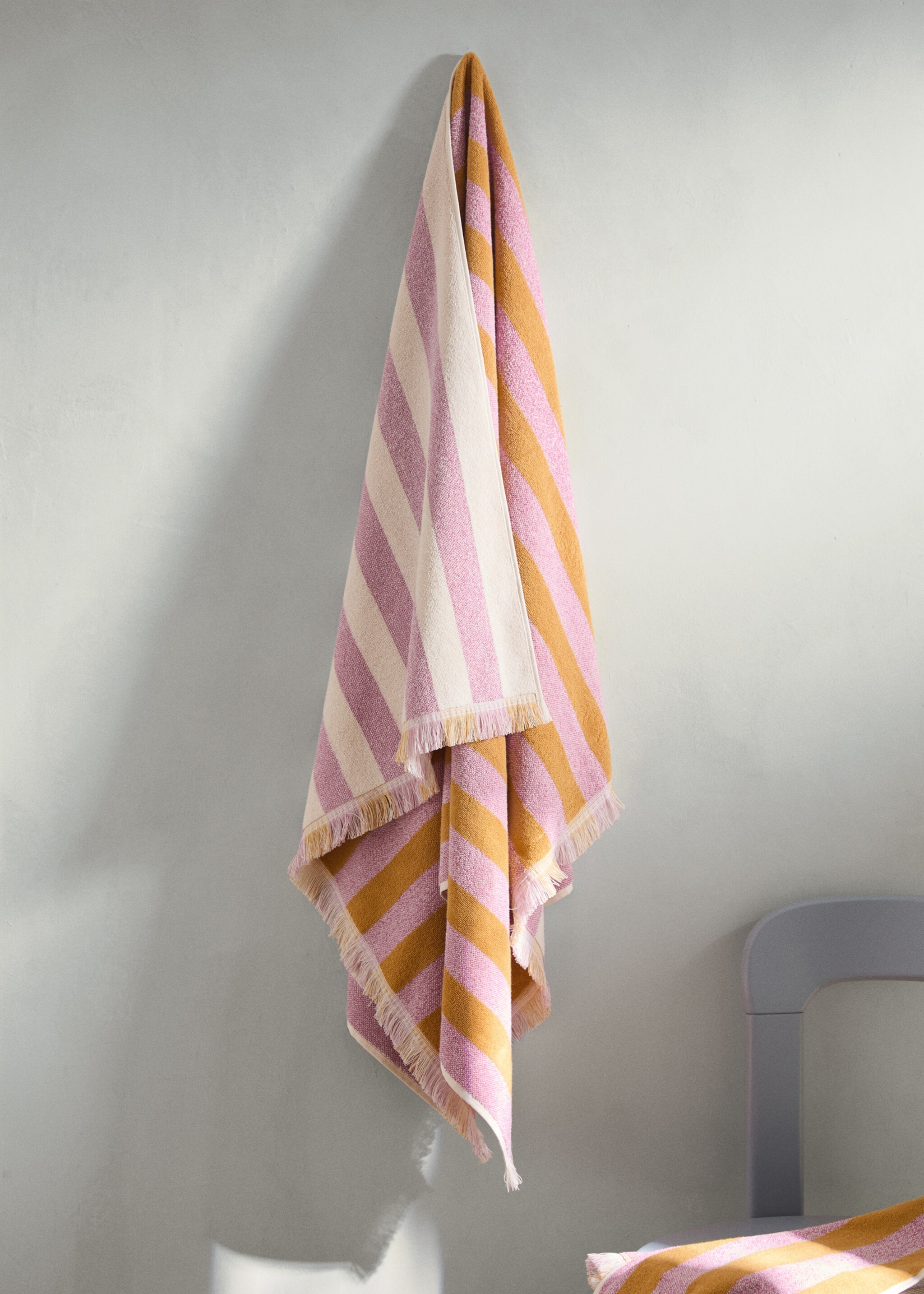 Cotton bath towel with striped pattern and coloured fringes - General plane, Pale Pink. Ref: 27001579-00.