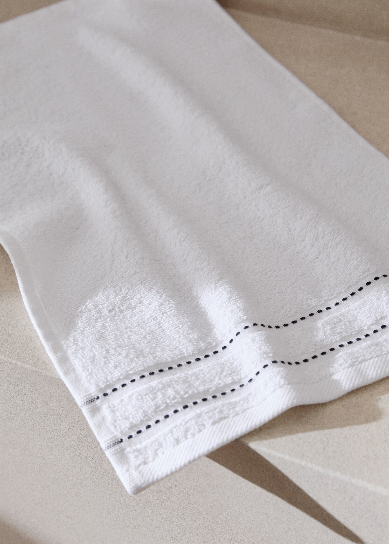 Cotton guest towel with embroidered dots - General plane