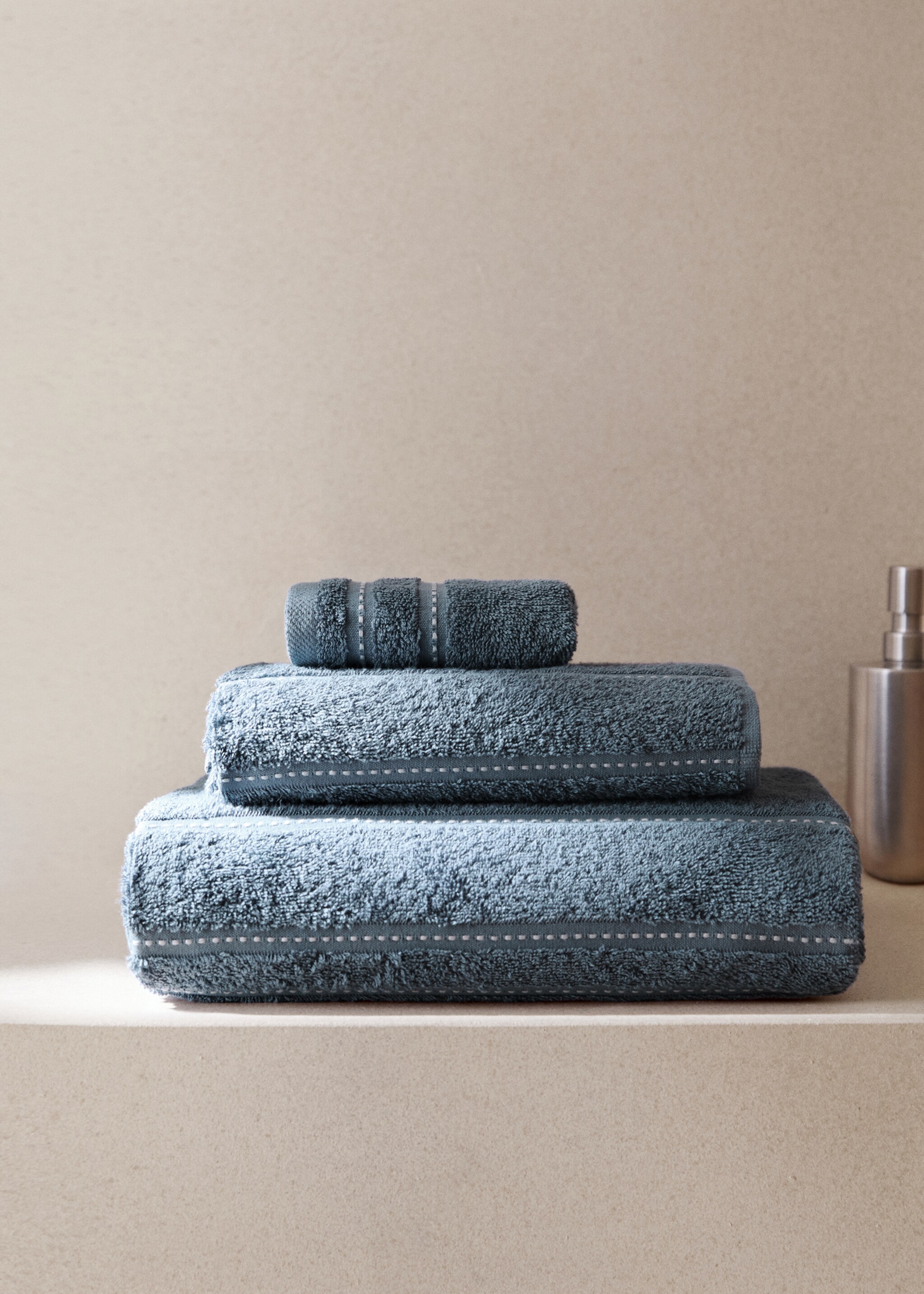 Πετσέτα χεριών βαμβακερή με κεντητές κουκκίδες - Γενικό πλάνο, Μπλε. Ref: 27001585-00.