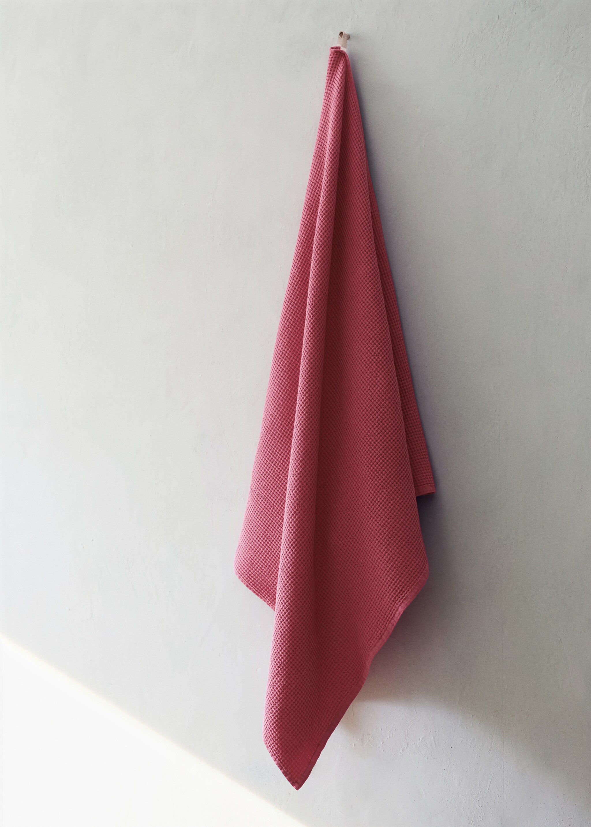Badhanddoek van katoen met mini waffle-structuur, garment-washed - Overzichtstekening, Geraniumroze. Ref: 27001597-00.