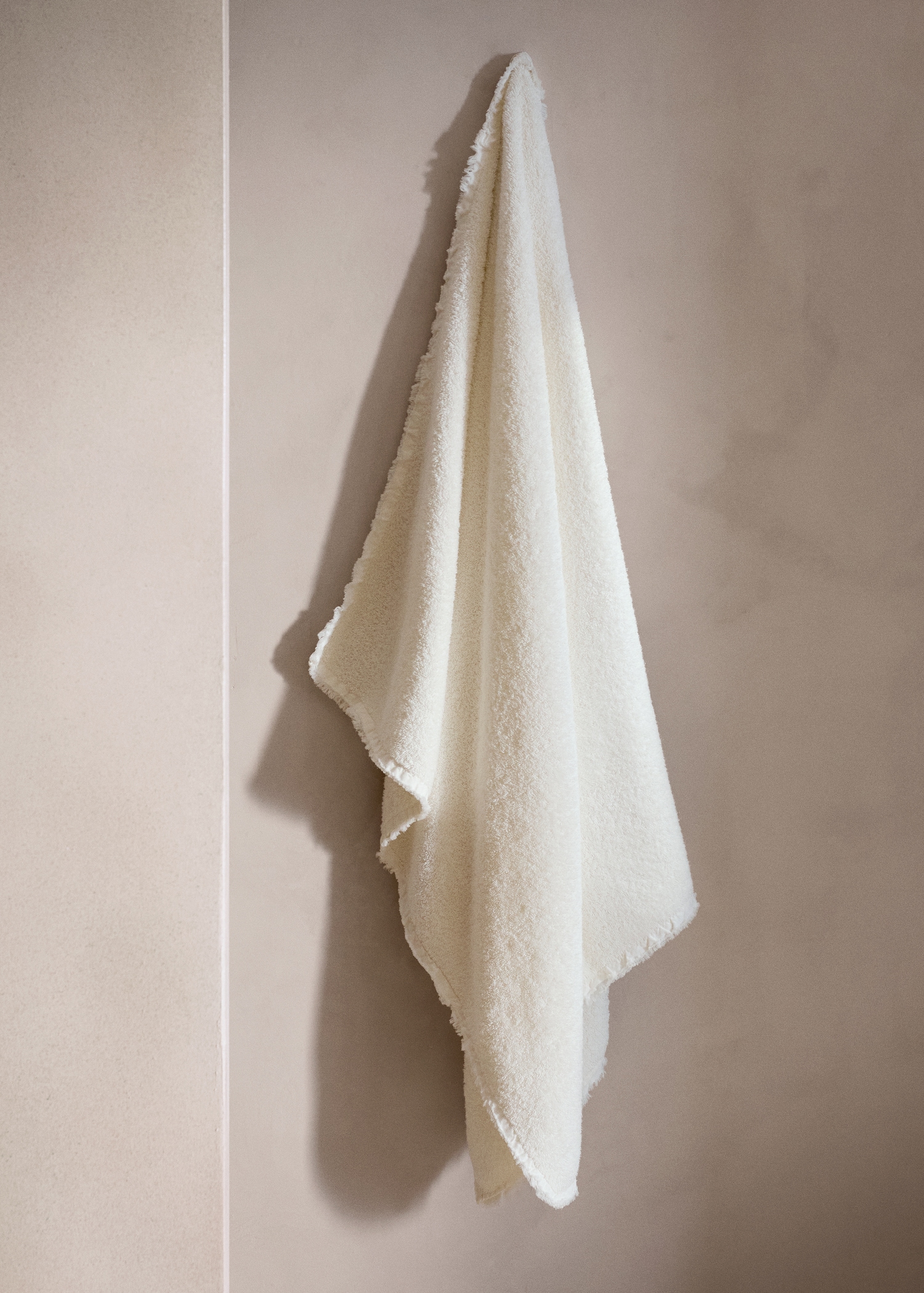 Cotton terry bath towel with frayed edge and flounce - General plane