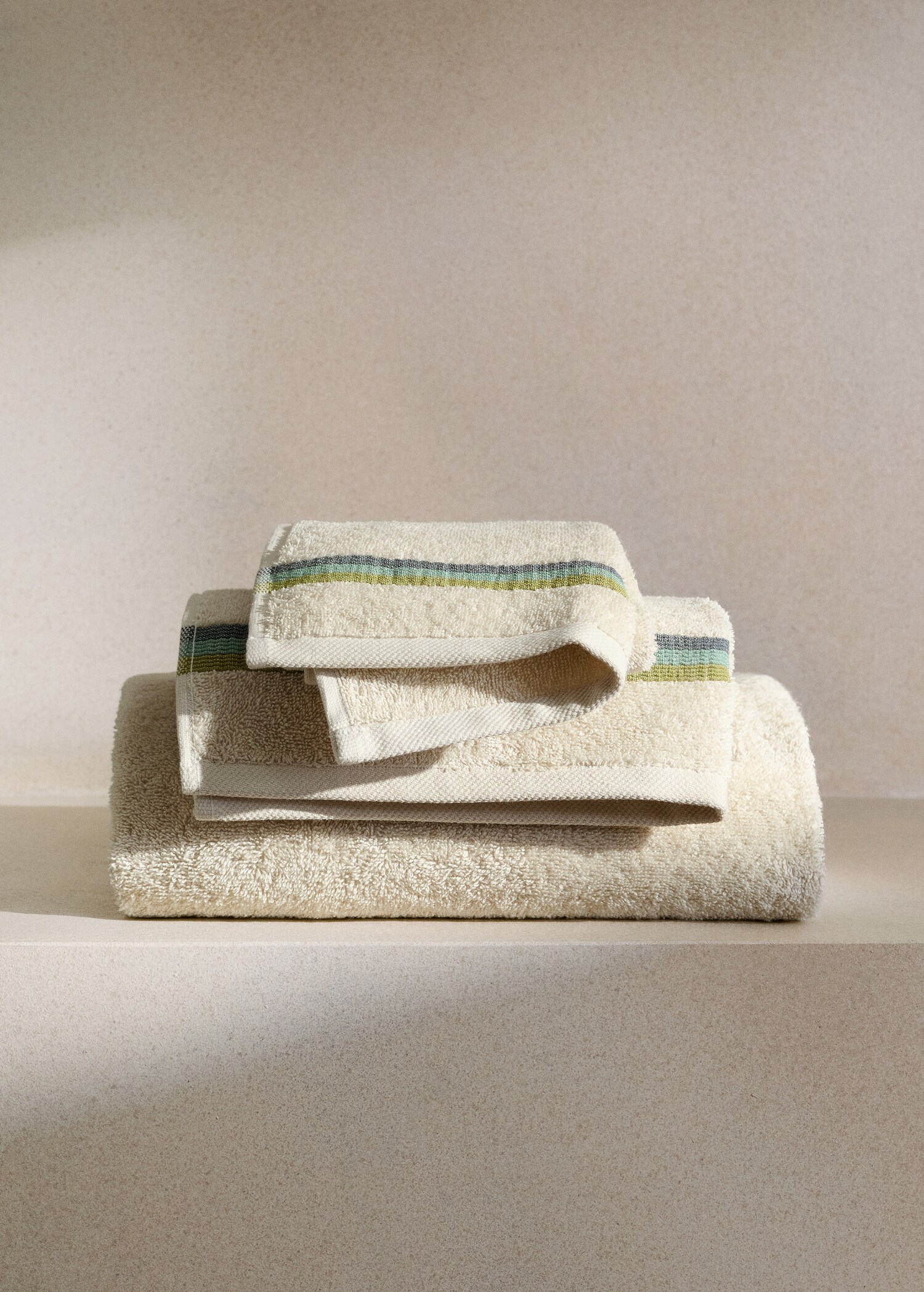 Washbasin towel with striped trim - General plane