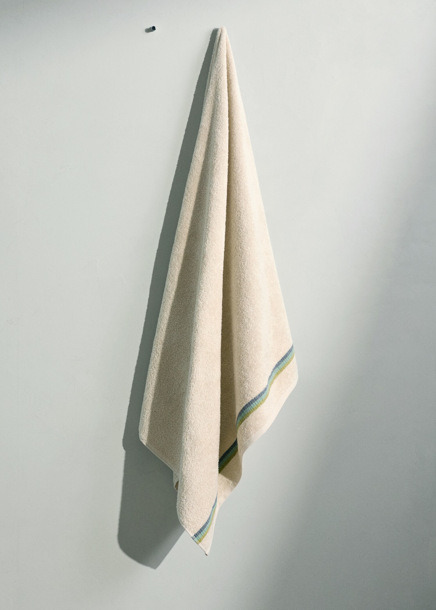 Bath towel with striped trim - General plane