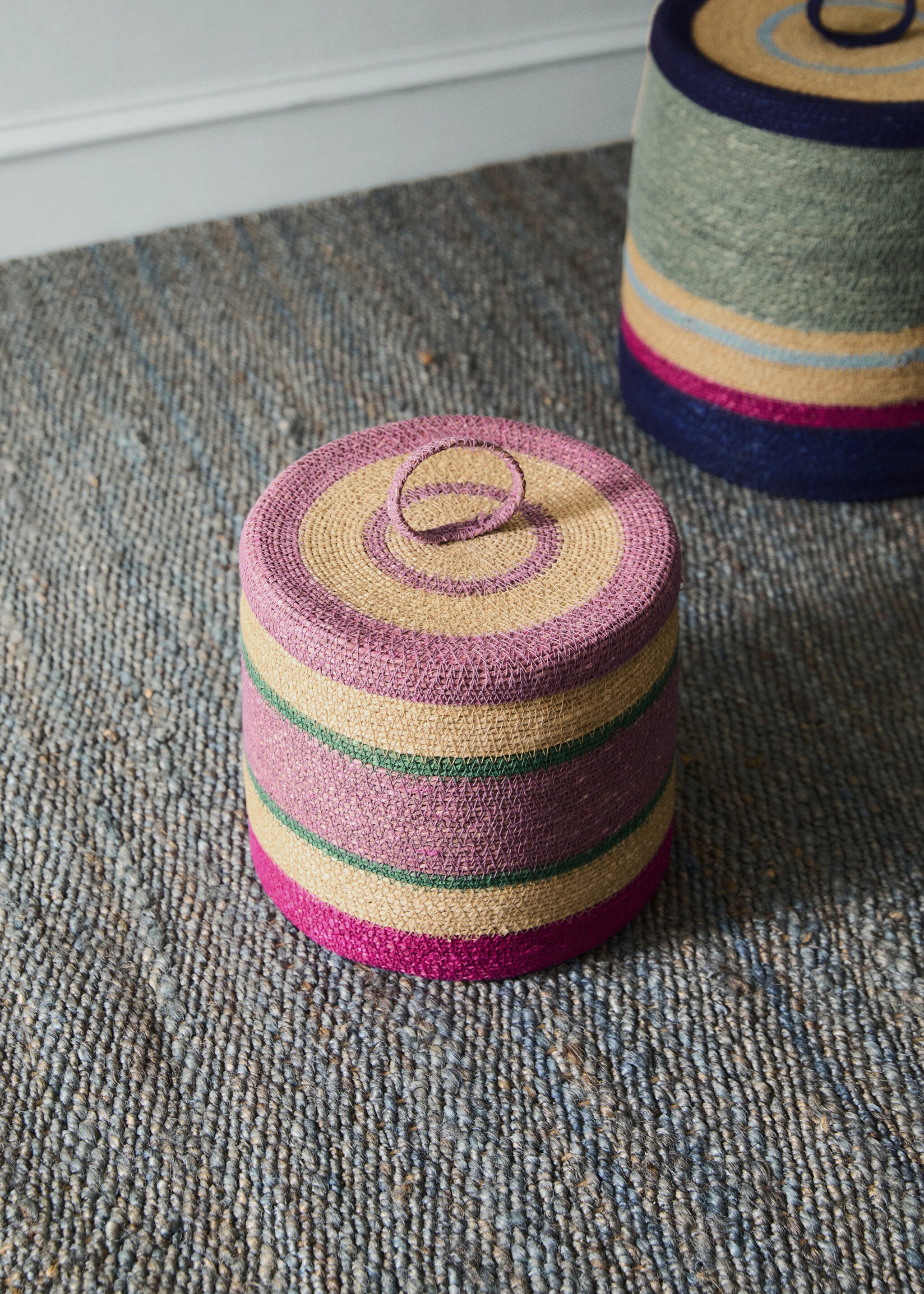 Large 100% seagrass lidded basket, multicoloured - General plane, Indigo Blue. Ref: 27003286-00.