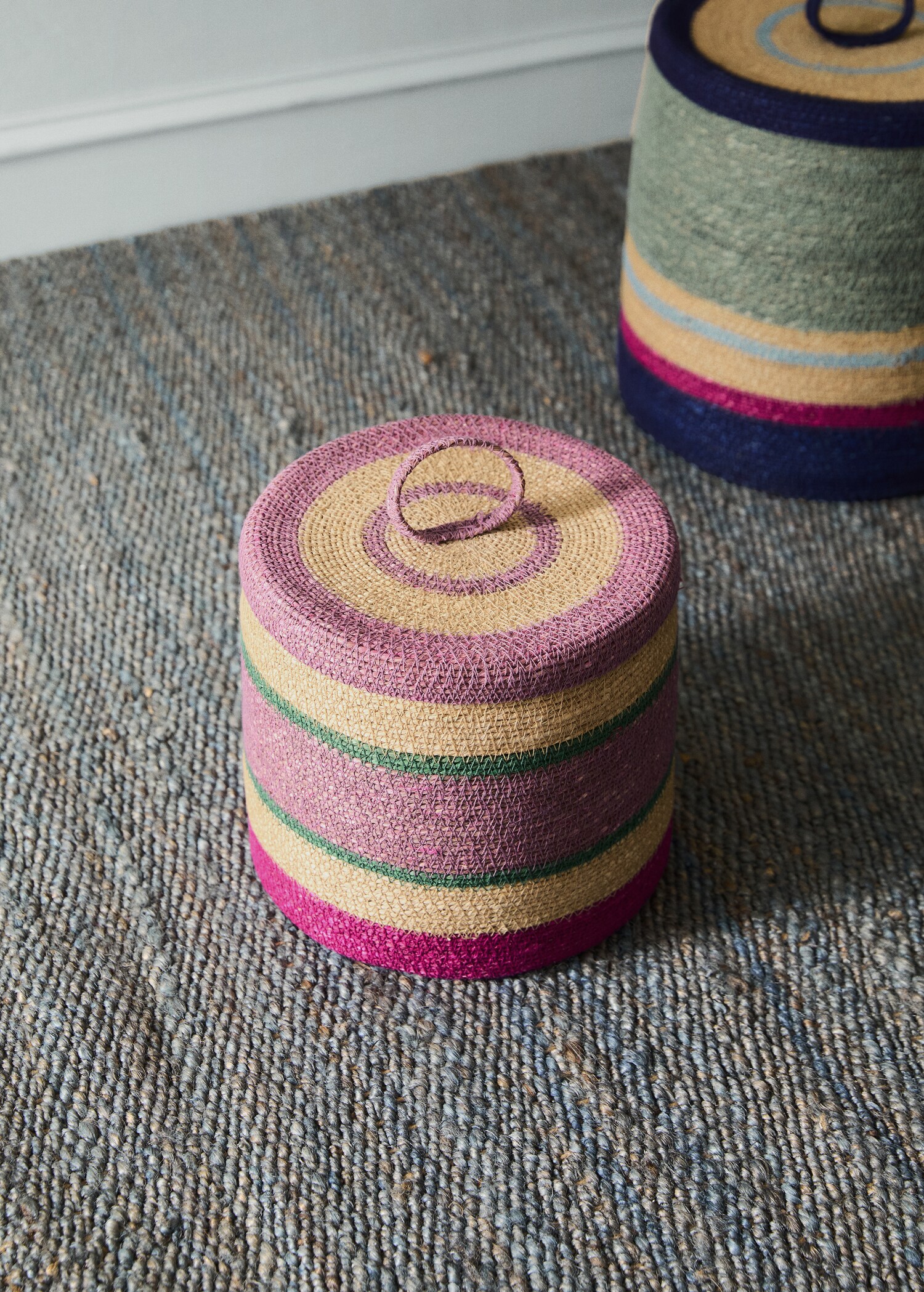 Large 100% seagrass lidded basket, multicoloured - General plane