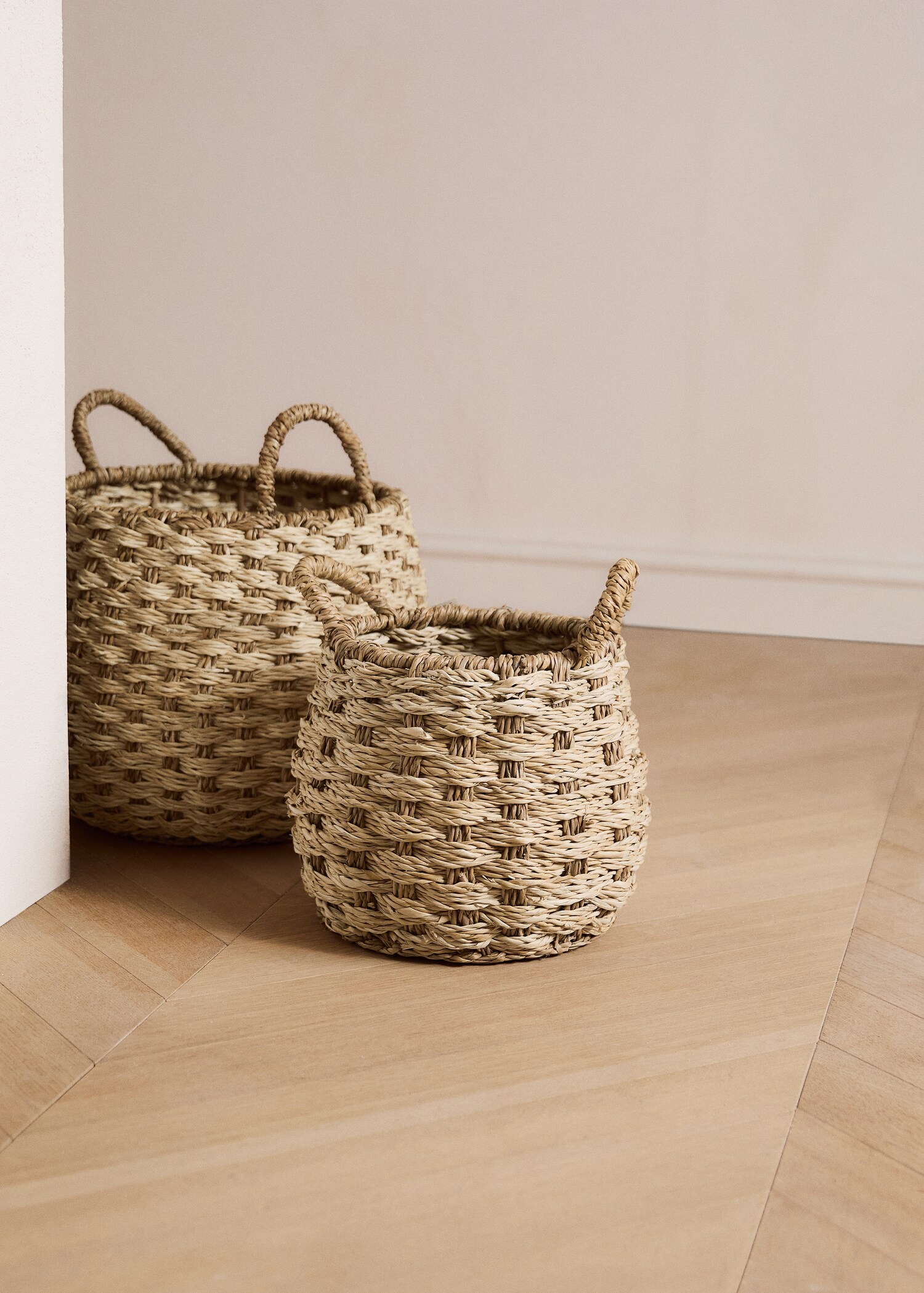Medium round seagrass basket with handles - General plane