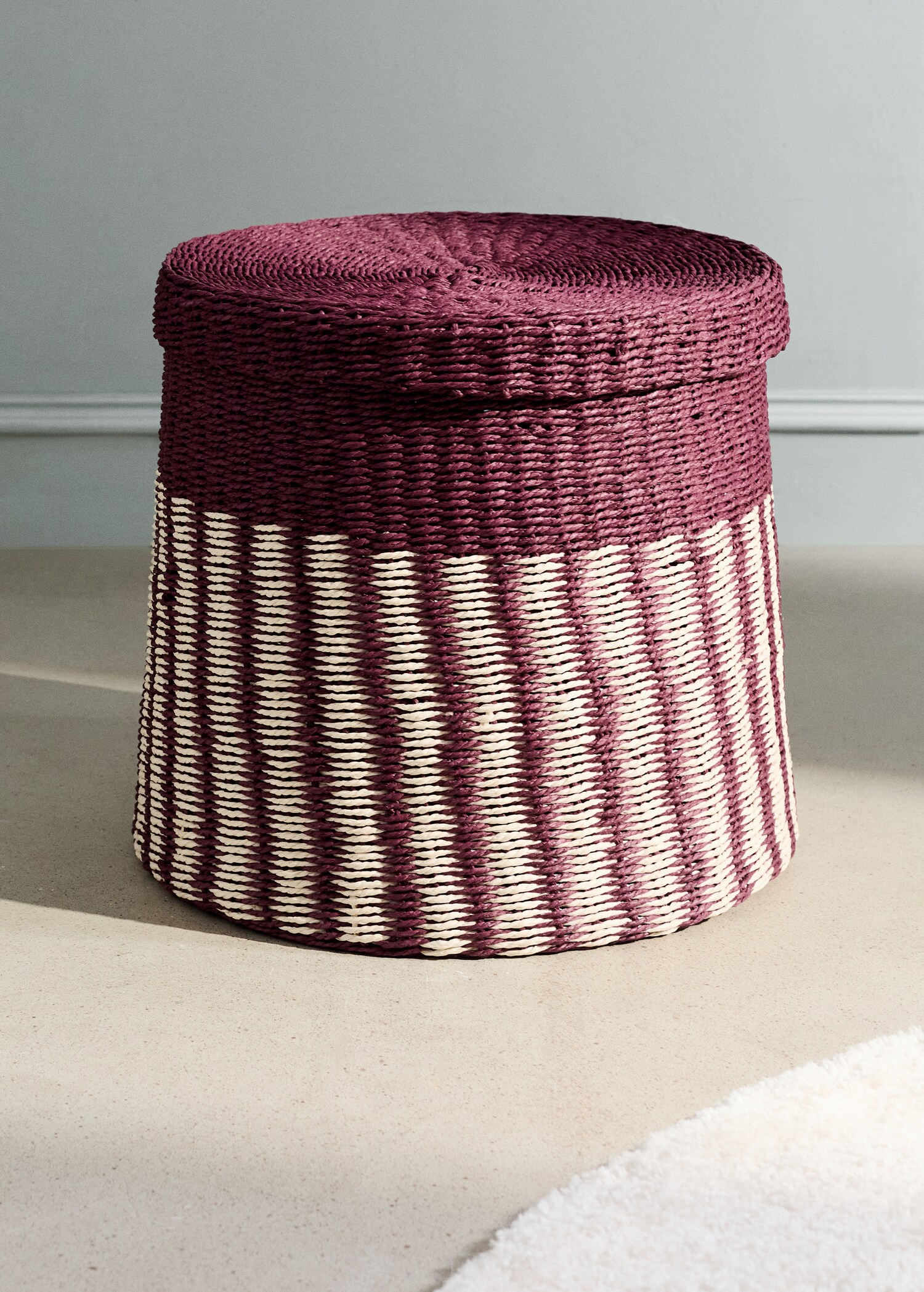 Καλάθι χαρτί ριγέ με καπάκι μεσαίου μεγέθους - Γενικό πλάνο