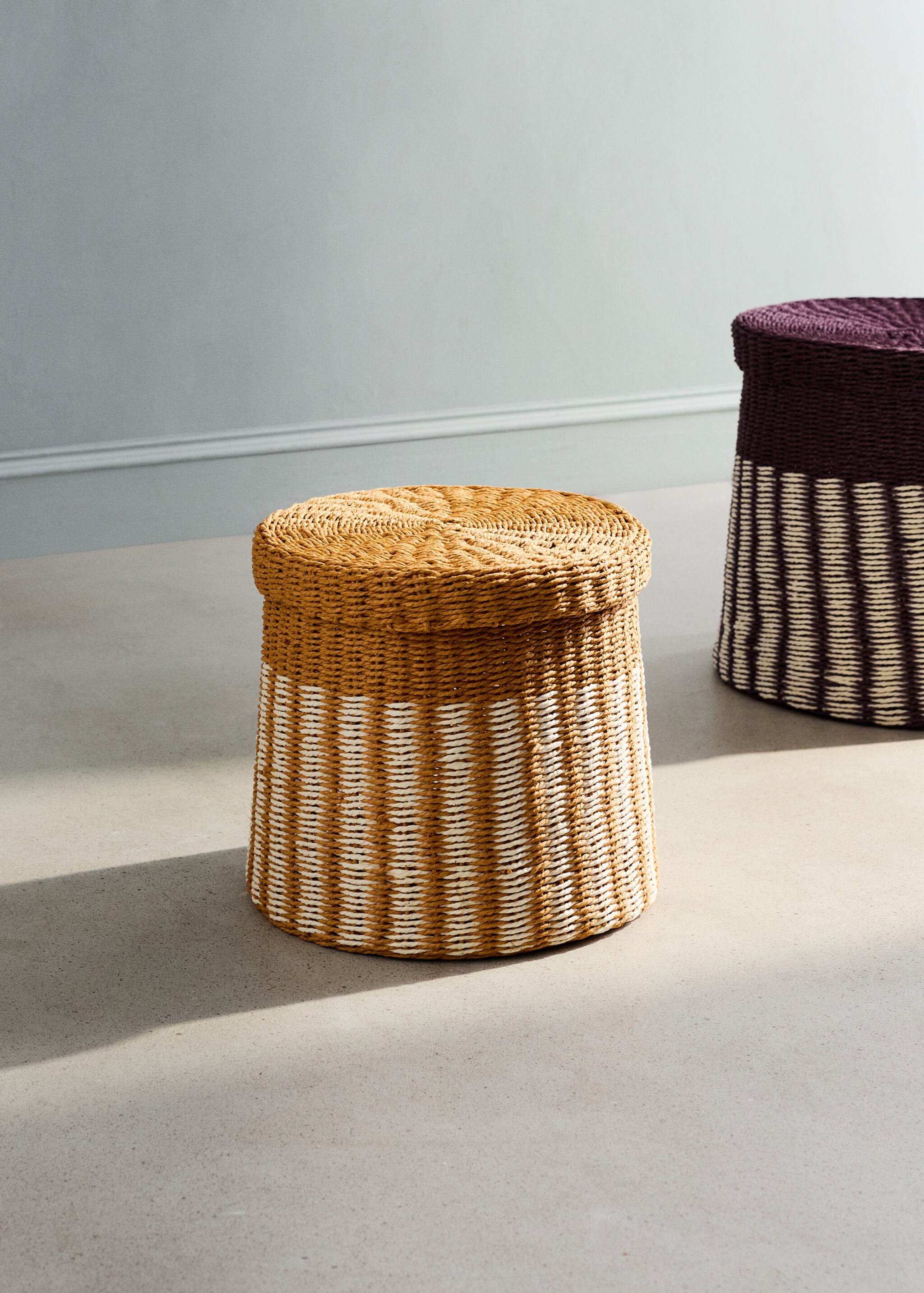 Petit panier en papier à rayures couvercle - Plan général, Grenat. Ref: 27003292-00.