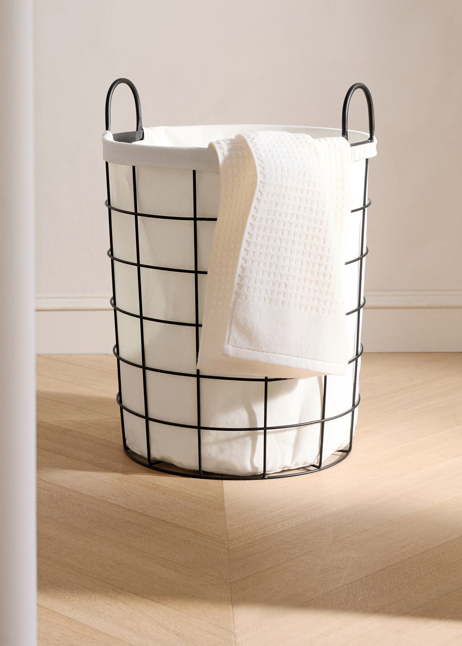 Metal mesh basket with fabric interior - General plane