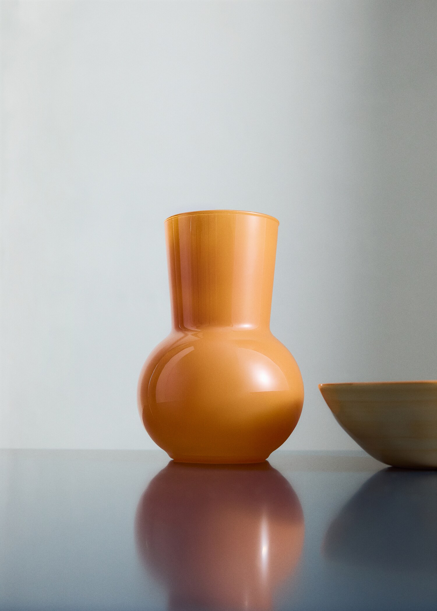 Glass coloured vase - General plane