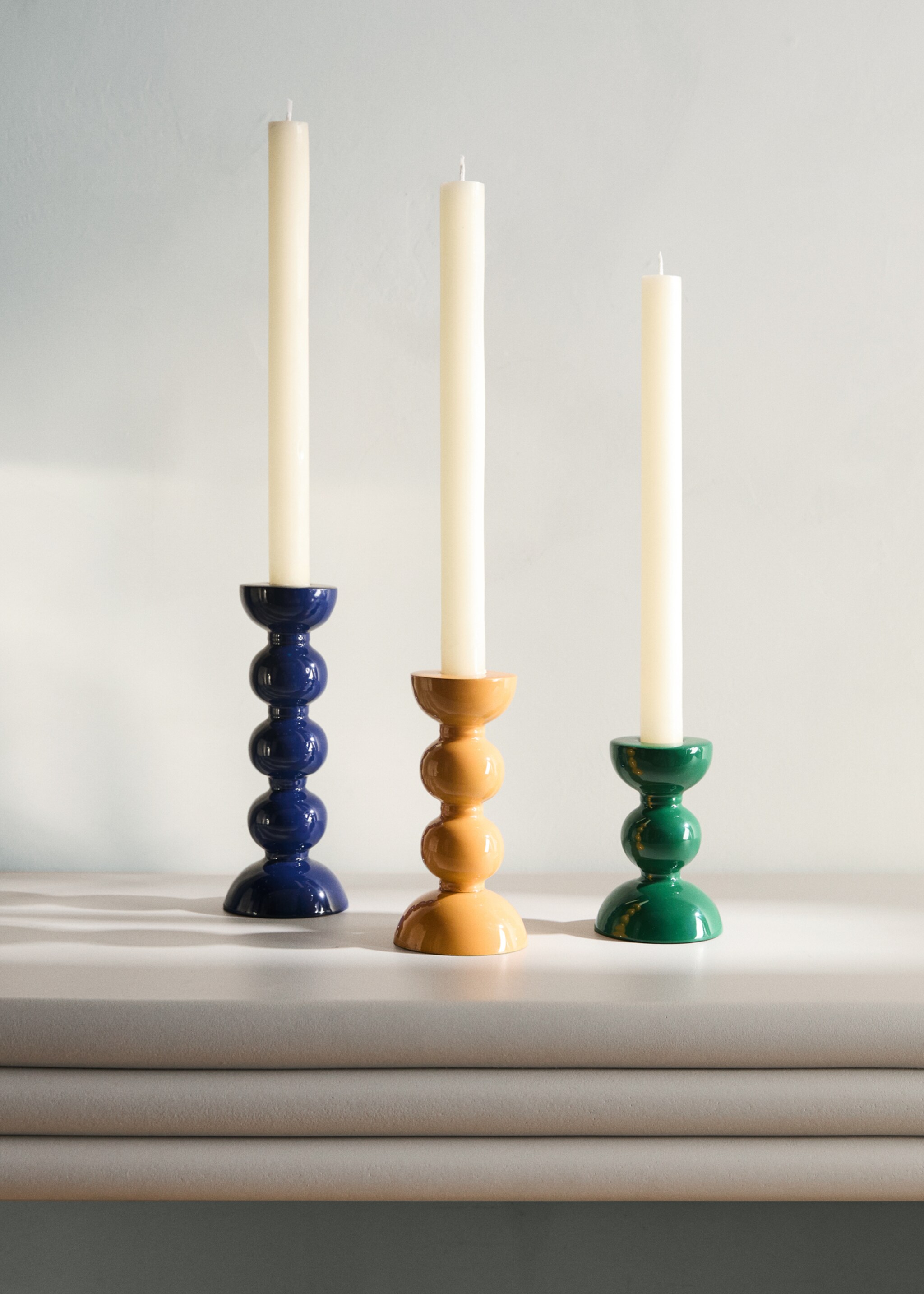 Středně velký kovový svícen - Celkový náhled, Zlatá. Ref: 27003319-00.