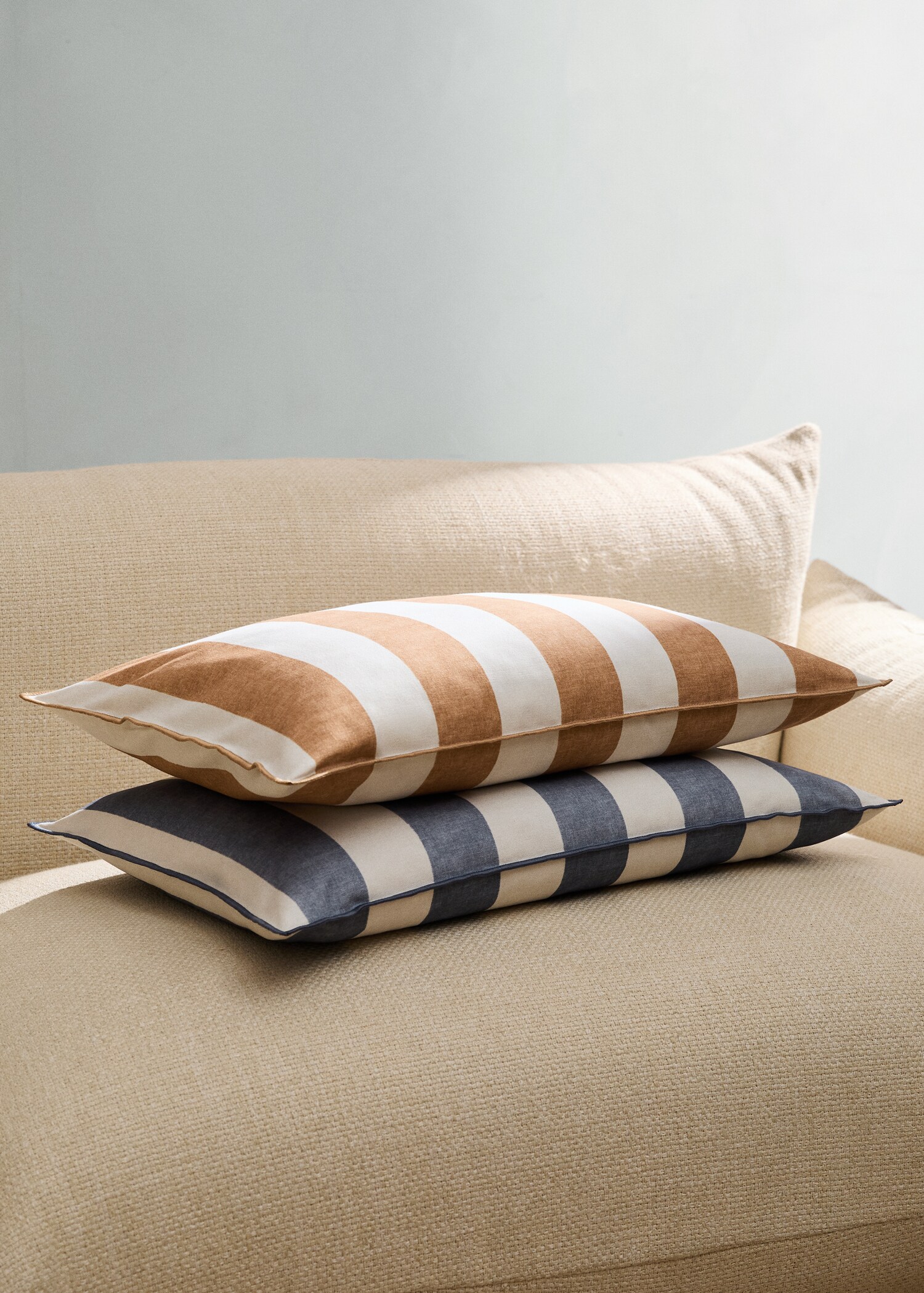 Cotton cushion cover with thick stripes and overlock stitching 40x60 cm - General plane