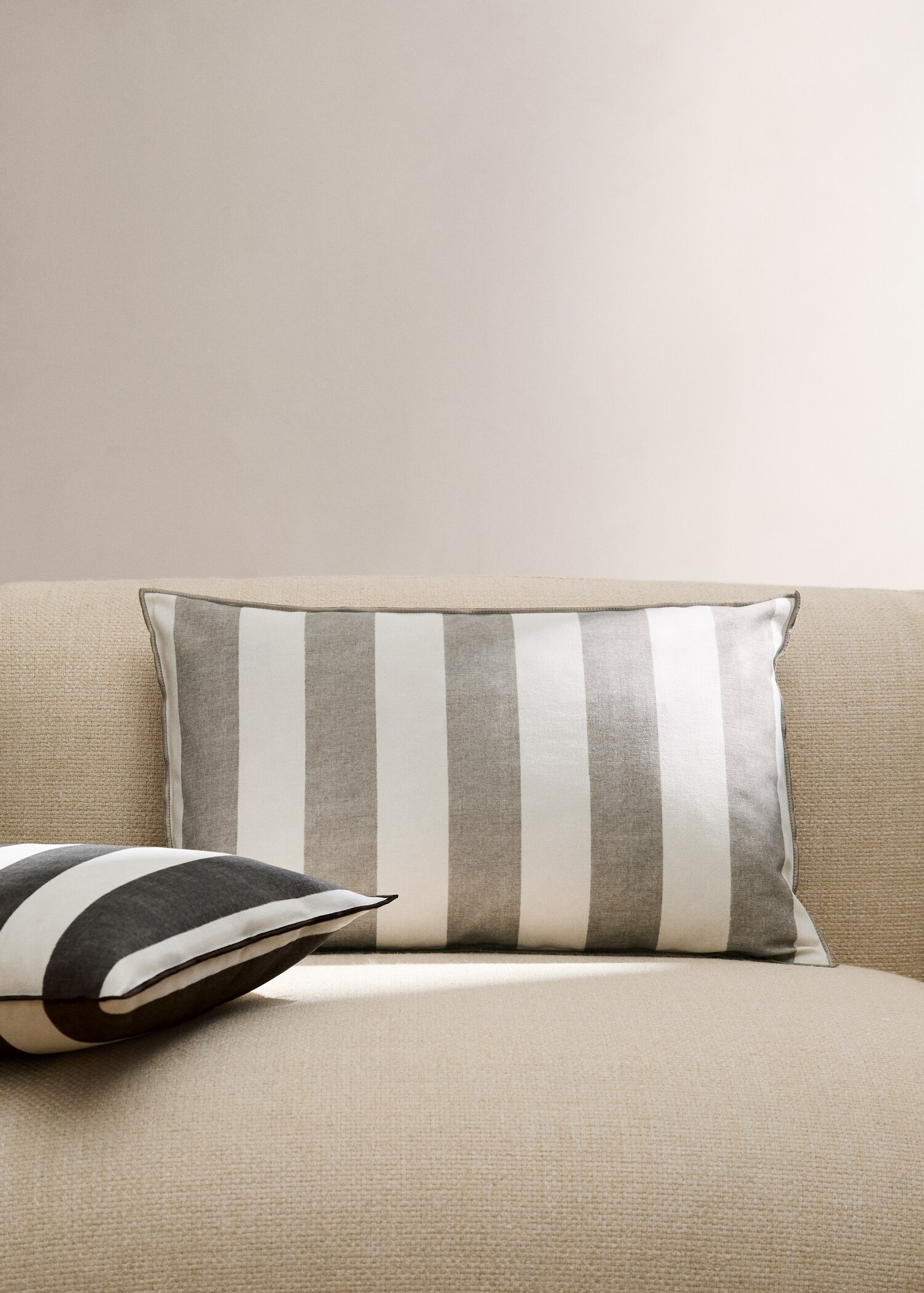 Cotton cushion cover with thick stripes and overlock stitching 40x60 cm - General plane