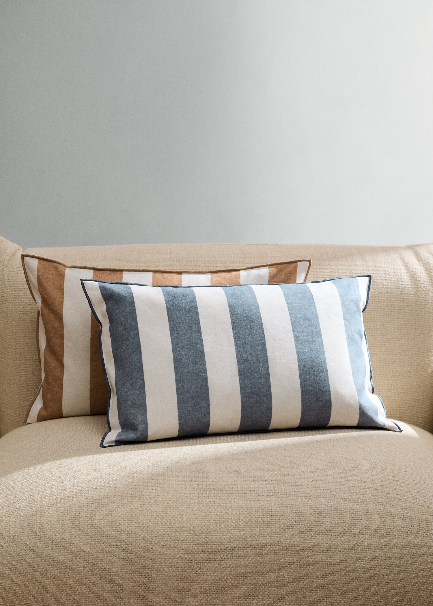 Cotton cushion cover with thick stripes and overlock stitching 40x60 cm - General plane
